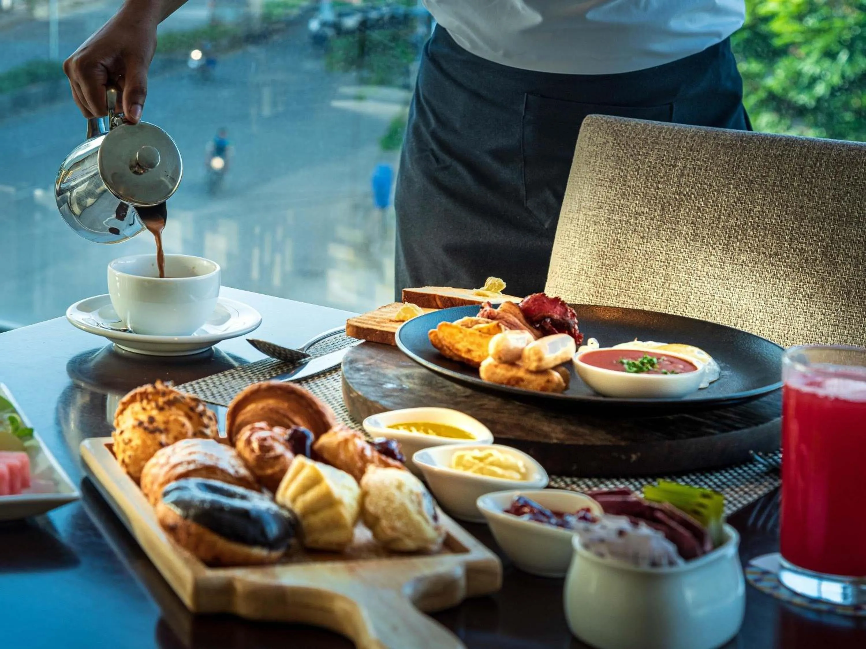 Restaurant/places to eat in Mercure Hyderabad KCP Banjara Hills, An Accor Hotel