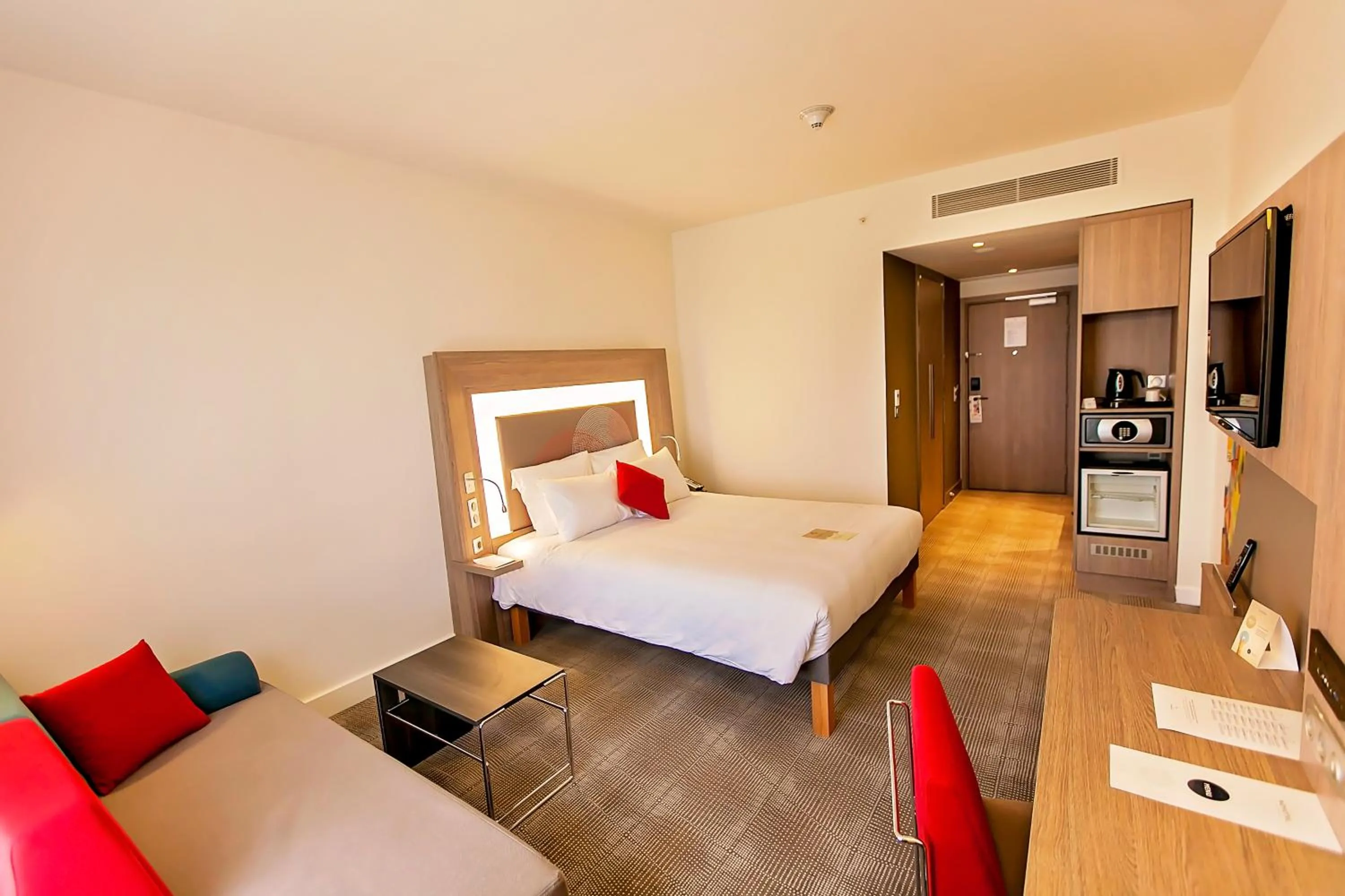 Photo of the whole room, Bed in Novotel Diyarbakir