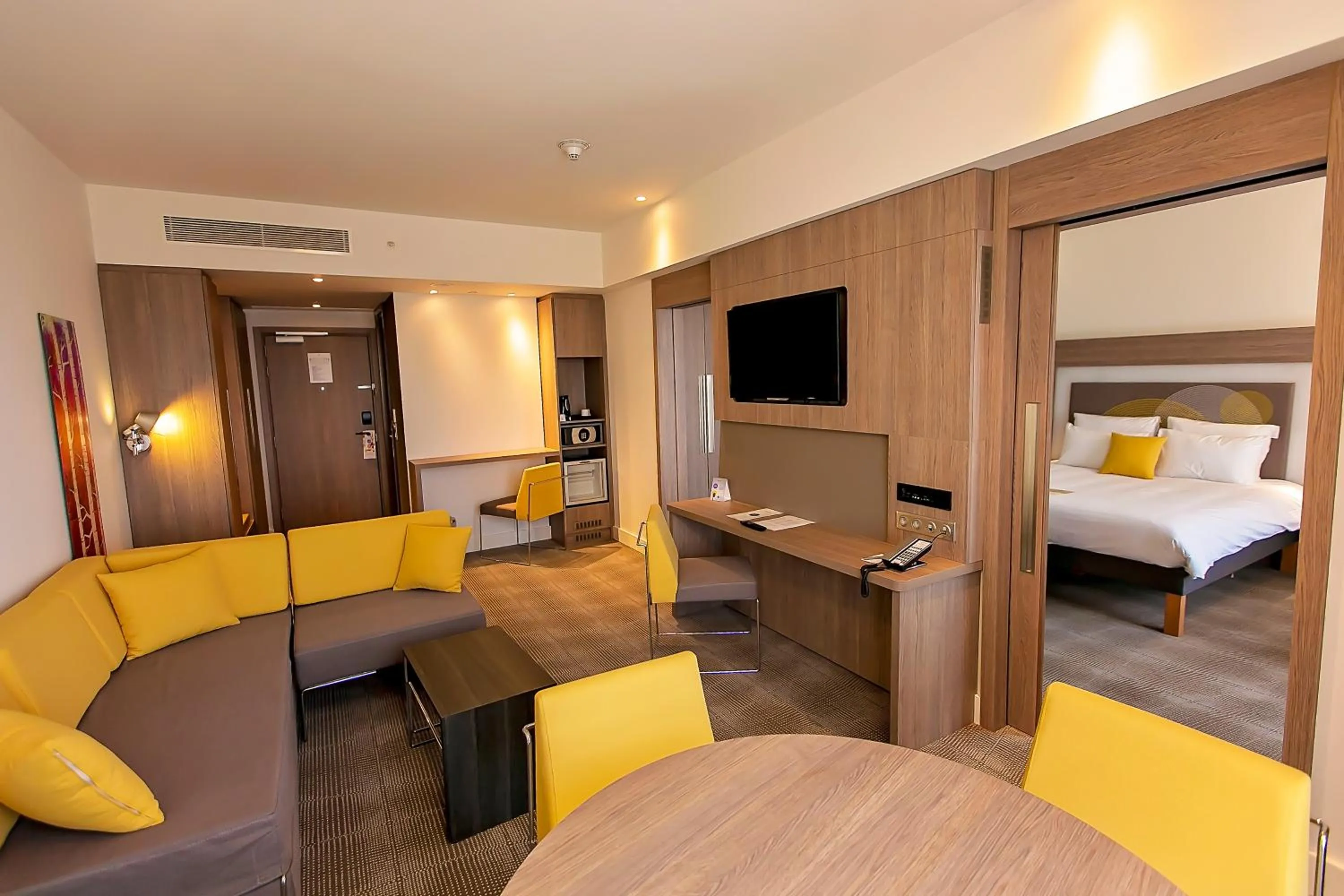 Seating area, Bed in Novotel Diyarbakir