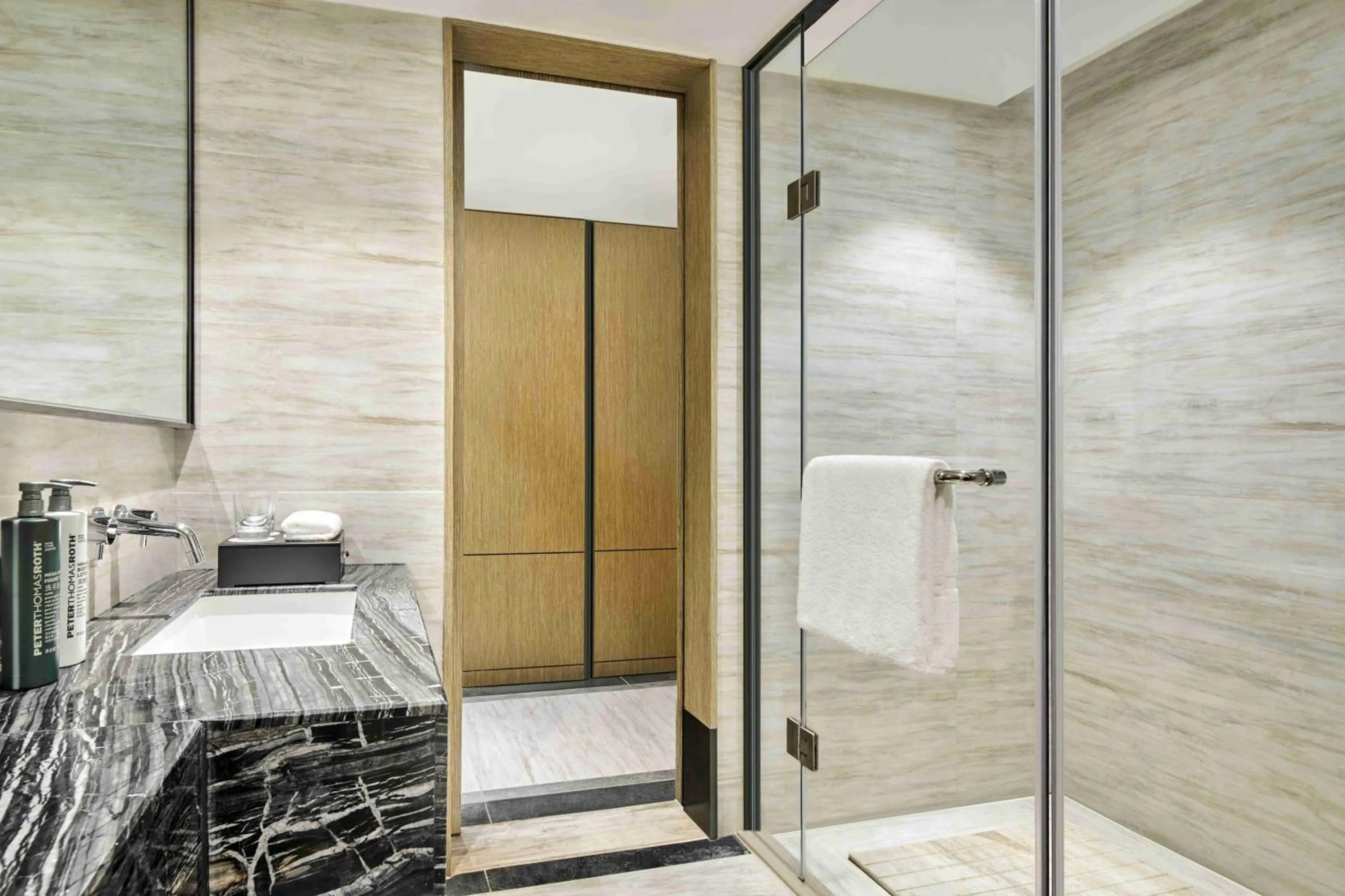 Shower, Bed in Hilton Garden Inn Wuhan Hankou