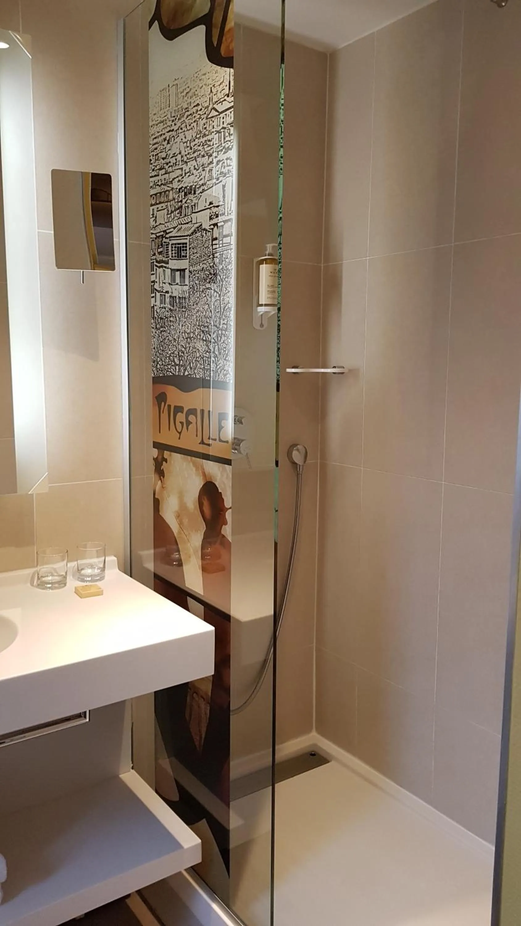 Shower in Mercure Paris Pigalle Sacre Coeur