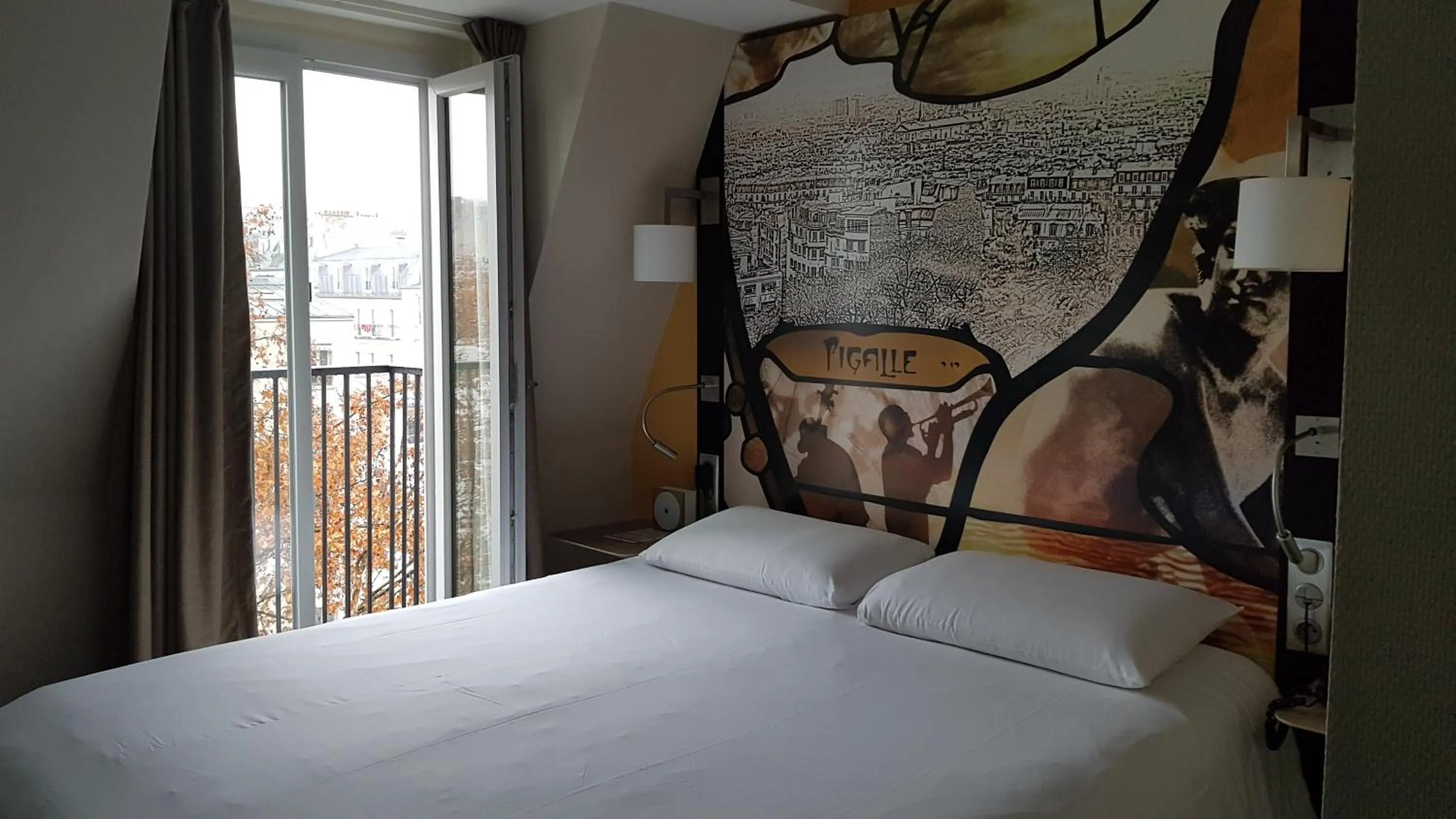 Bed in Mercure Paris Pigalle Sacre Coeur