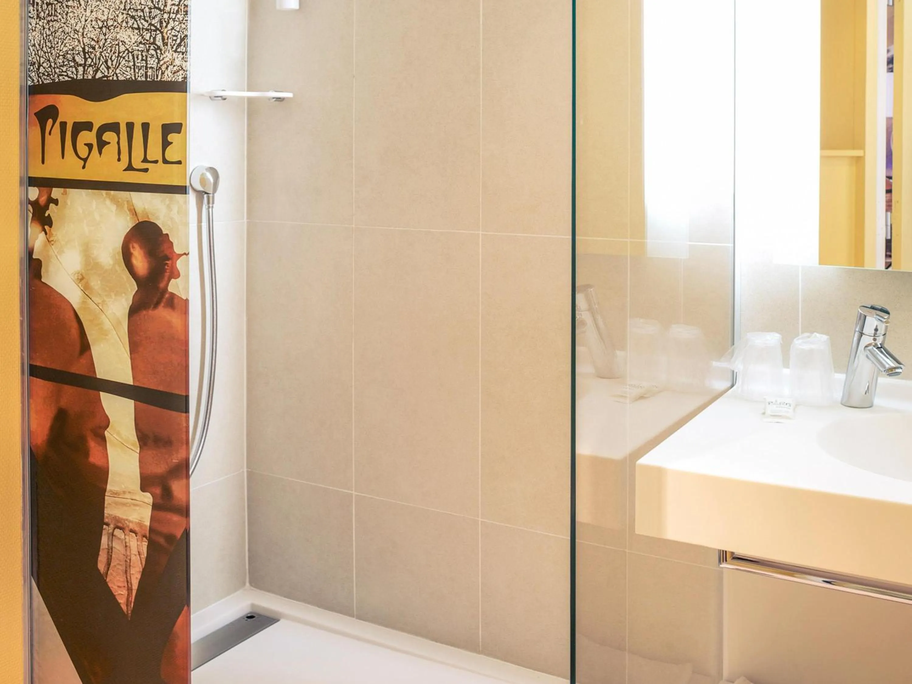 Bedroom in Mercure Paris Pigalle Sacre Coeur