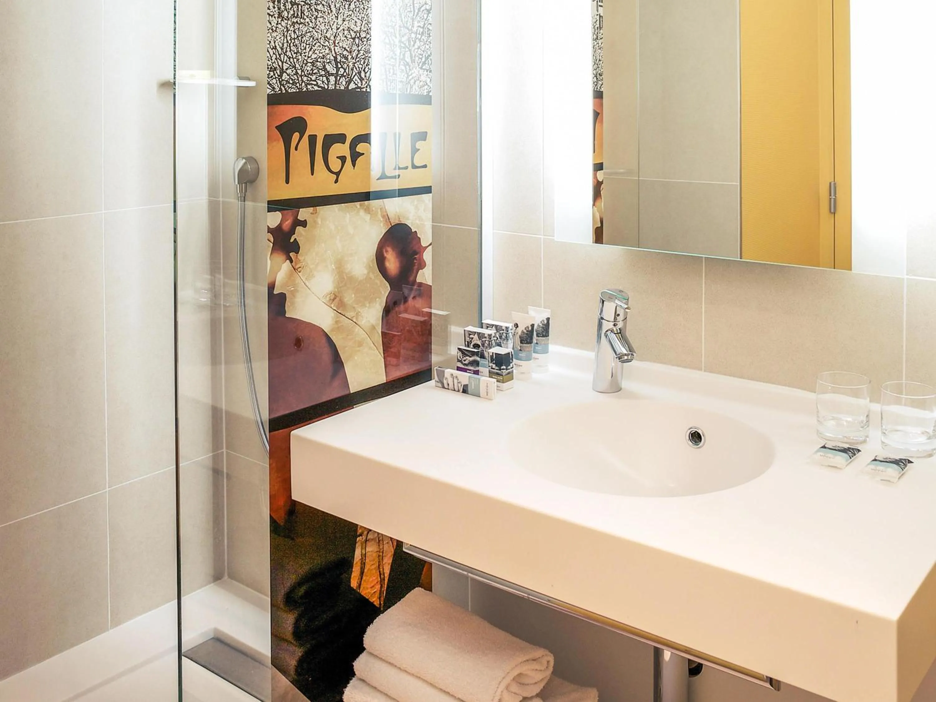 Bedroom in Mercure Paris Pigalle Sacre Coeur