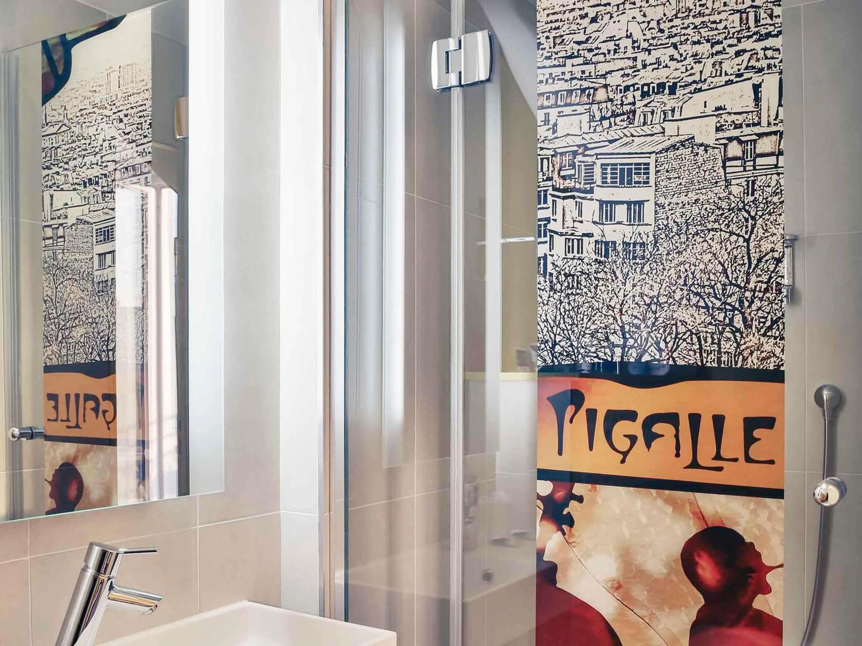 Bedroom in Mercure Paris Pigalle Sacre Coeur