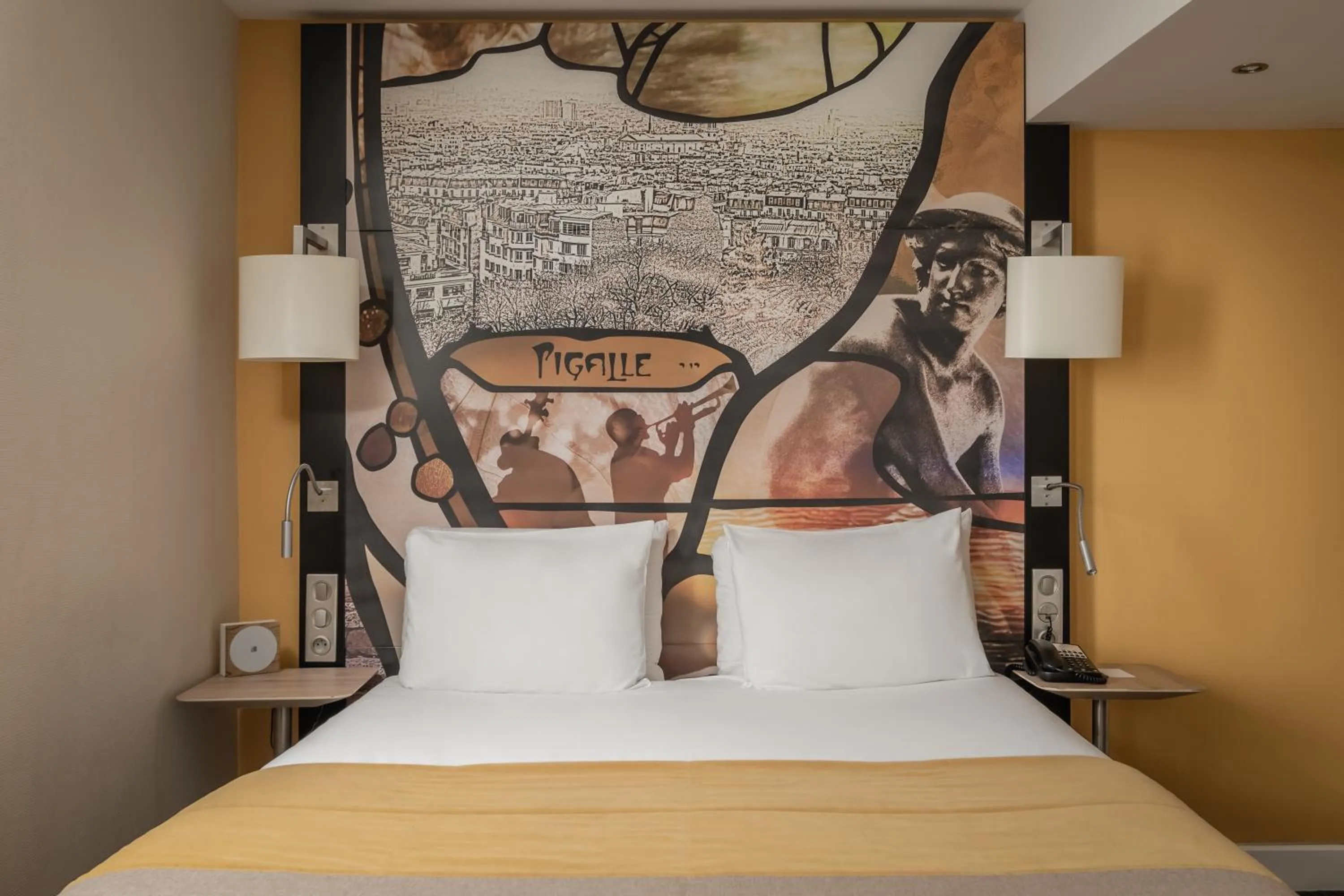 Photo of the whole room, Bed in Mercure Paris Pigalle Sacre Coeur