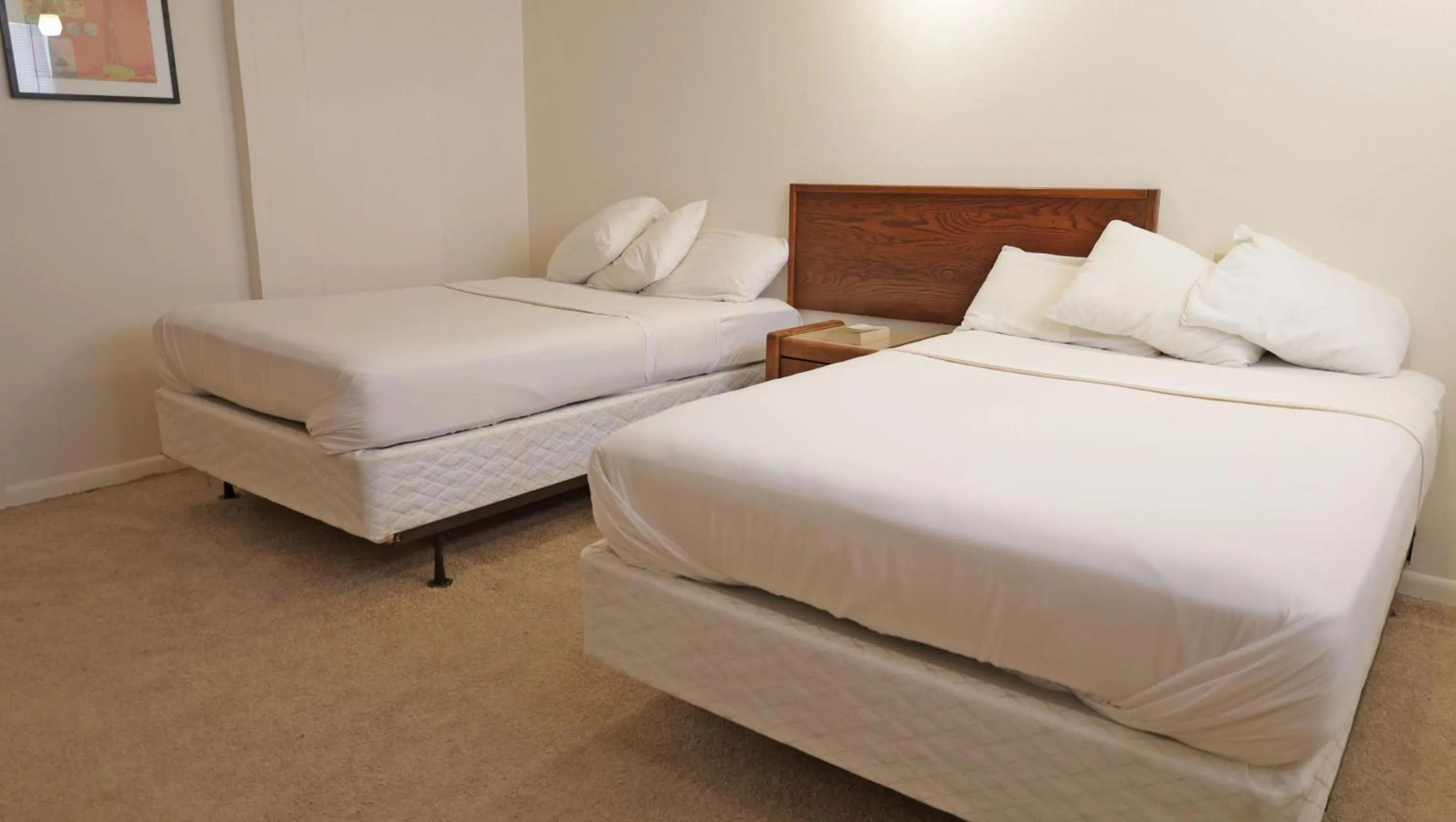 Bed in Sawmill Lodges Motel