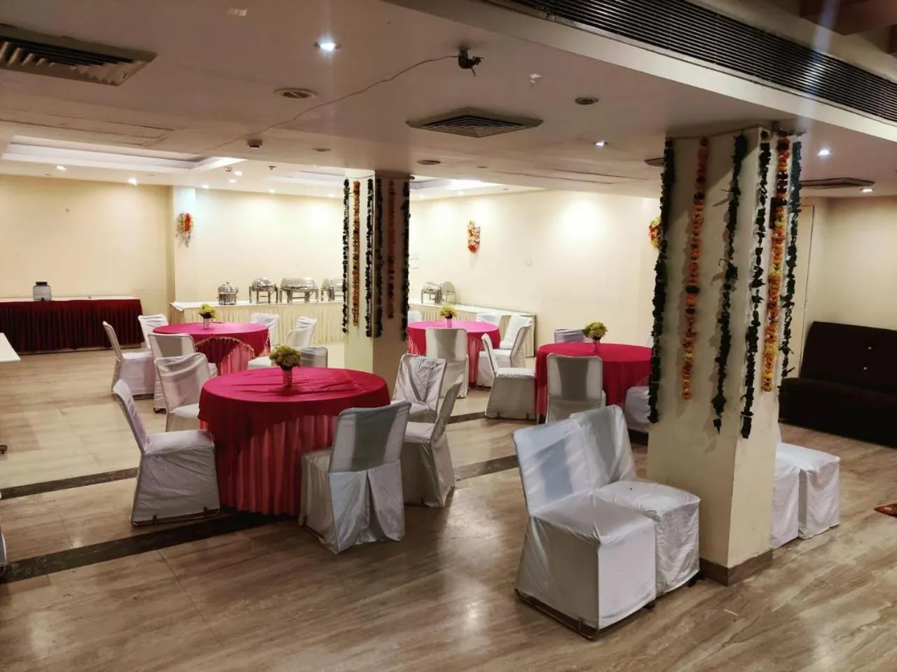 Restaurant/places to eat in Treebo Premium Relax Inn Patel Nagar