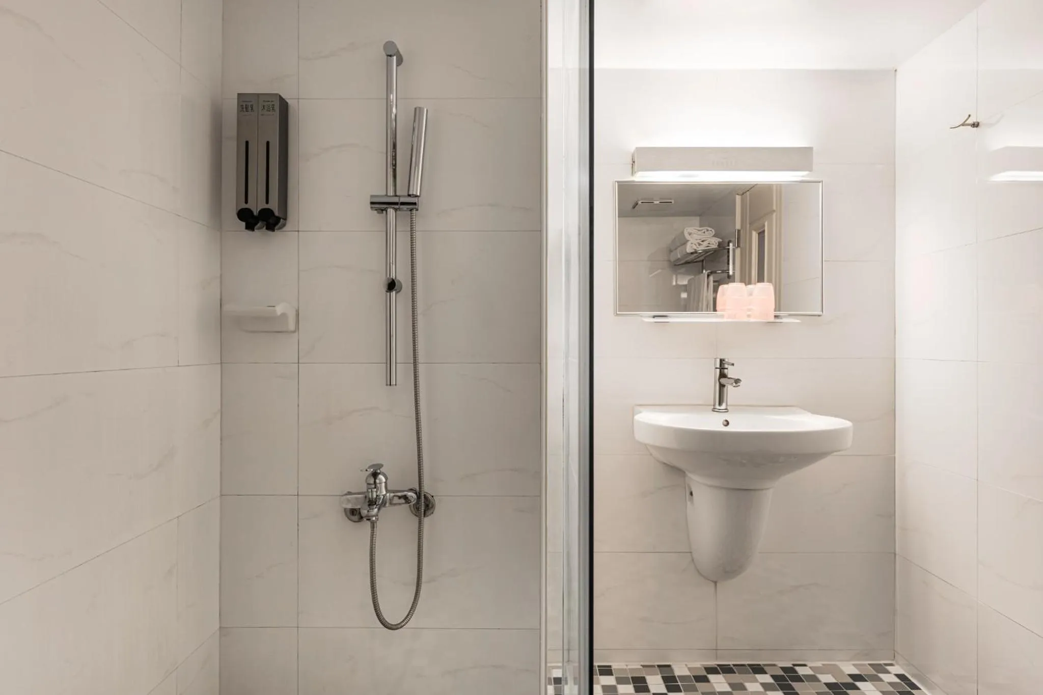 Shower in The Riverside Hotel Esthetics