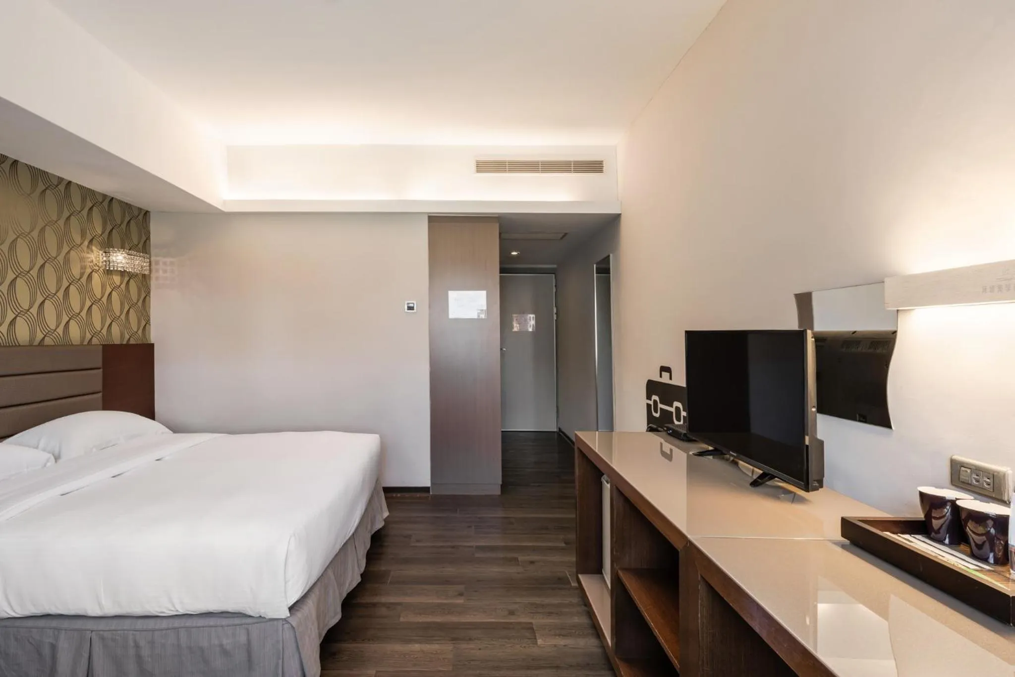 Photo of the whole room, Bed in The Riverside Hotel Esthetics