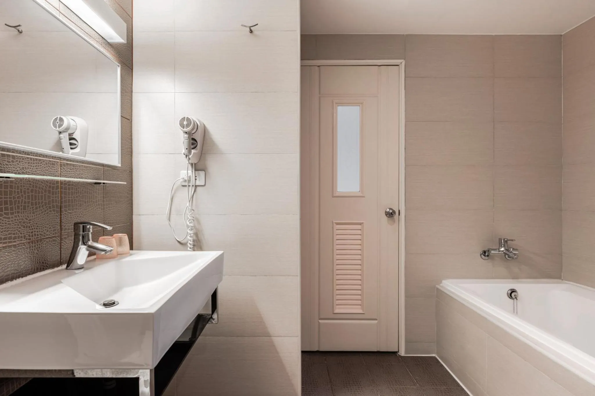 Bath in The Riverside Hotel Esthetics