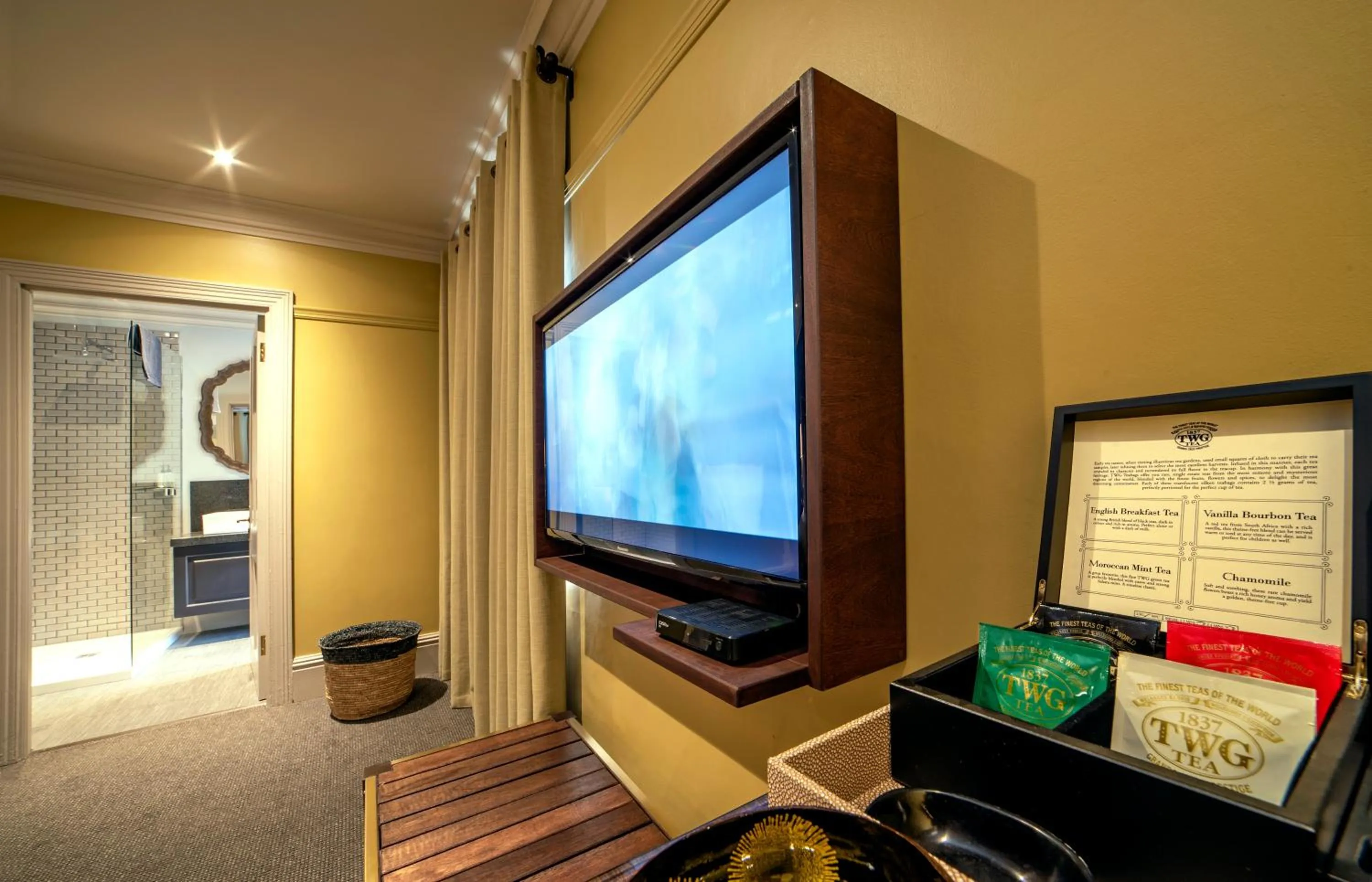 TV and multimedia in La Fontaine Boutique Hotel by The Oyster Collection