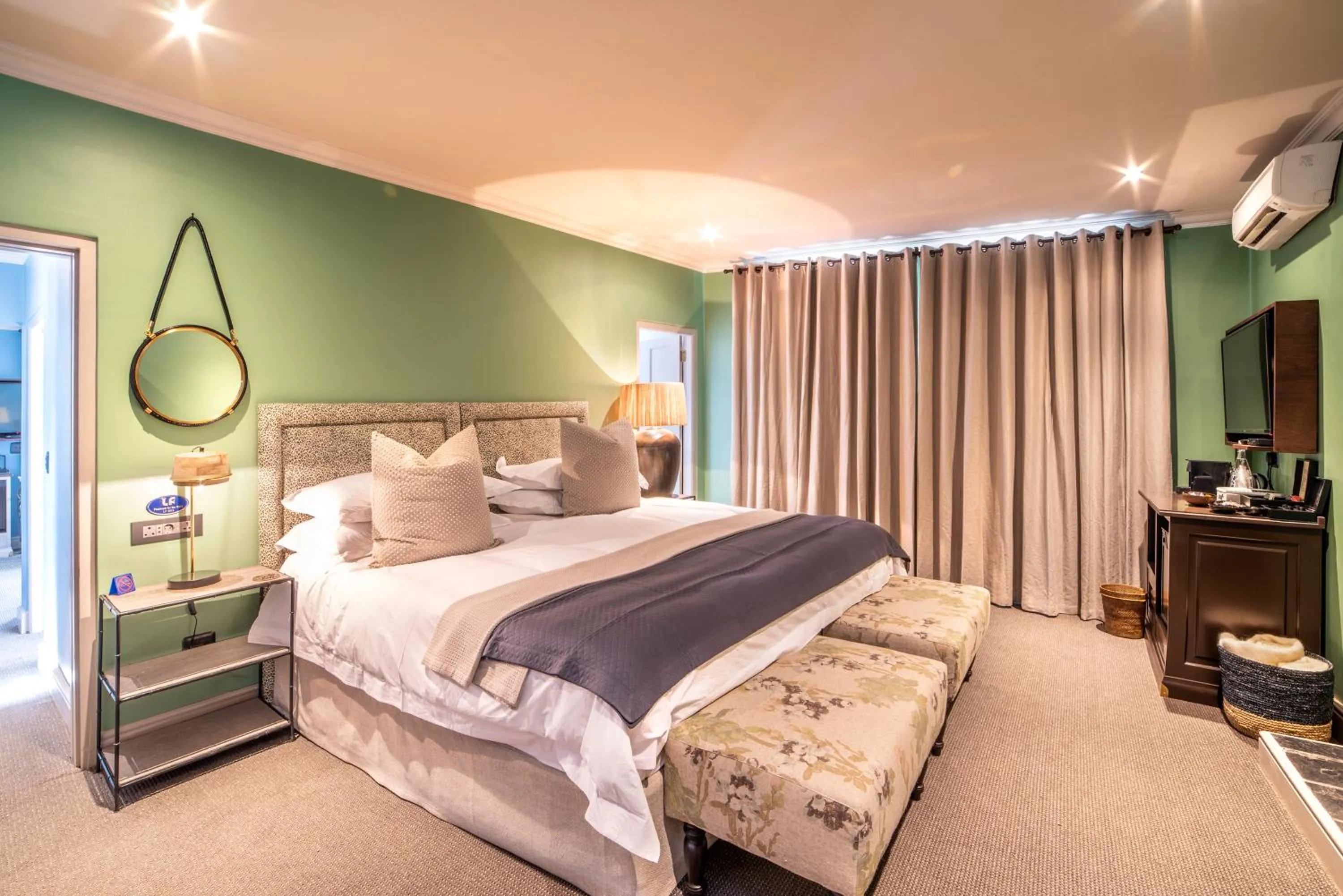 Photo of the whole room, Bed in La Fontaine Boutique Hotel by The Oyster Collection