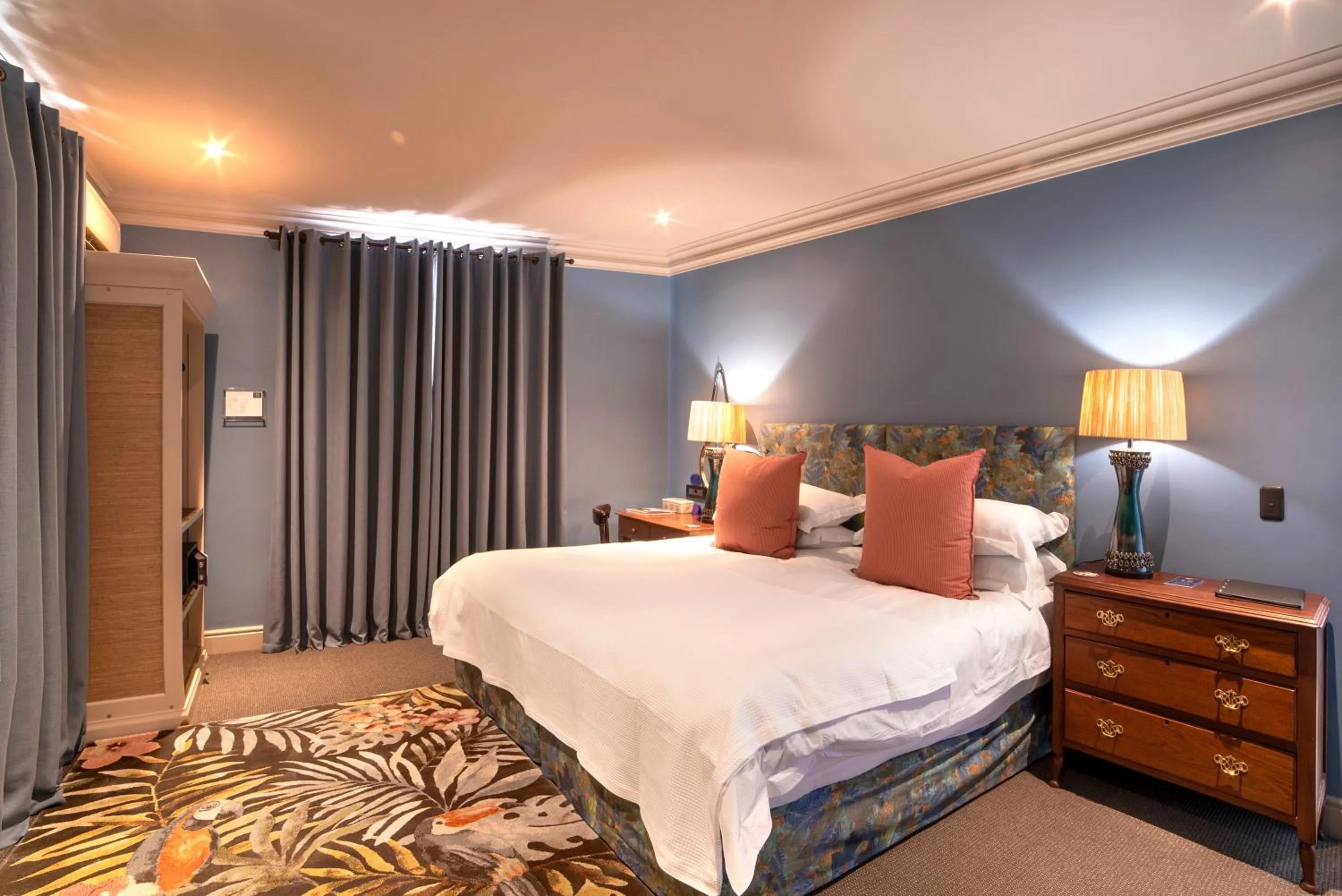 Photo of the whole room, Bed in La Fontaine Boutique Hotel by The Oyster Collection