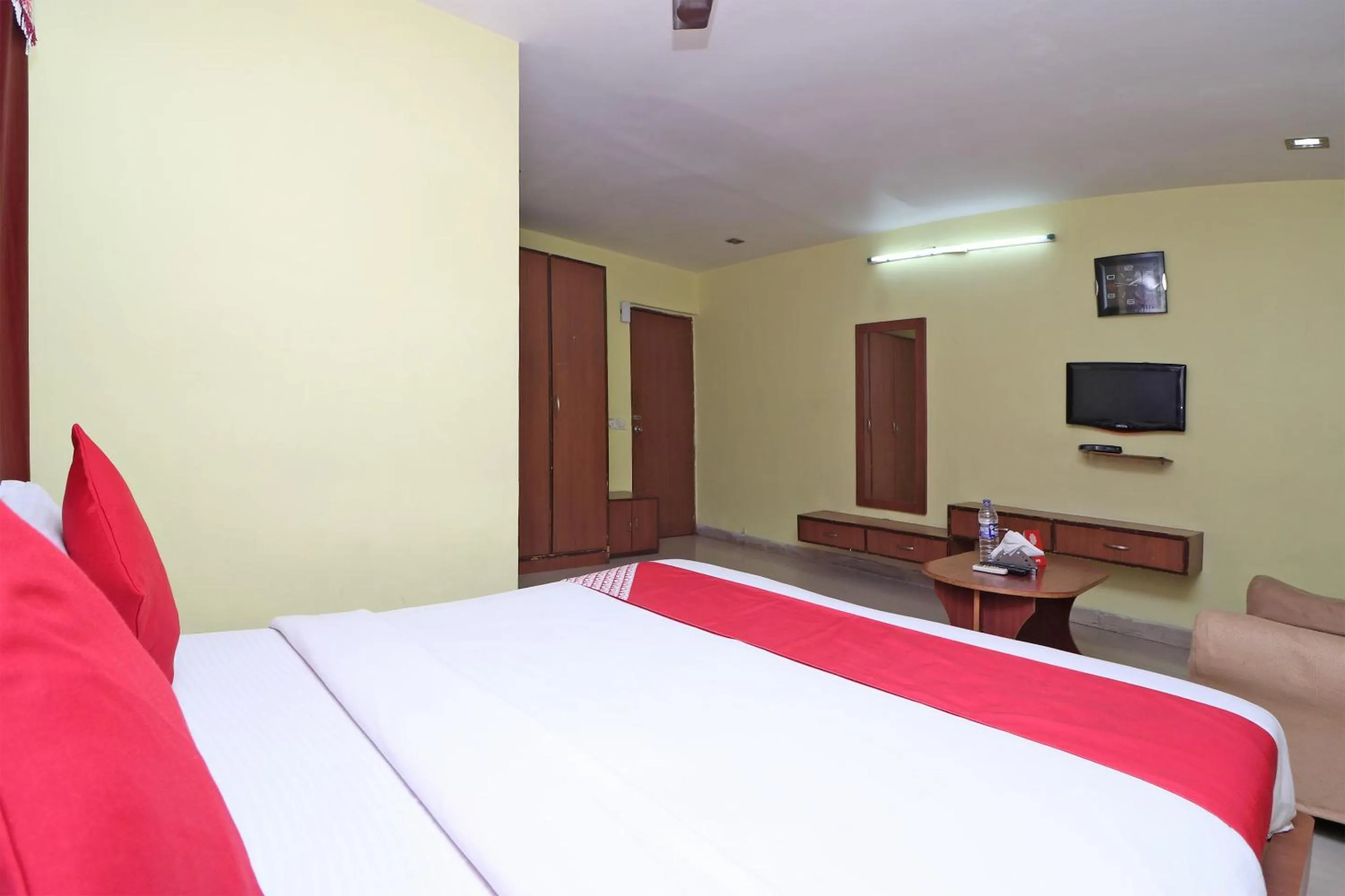 Bedroom, Bed in Super Hotel O Maruti Lodging