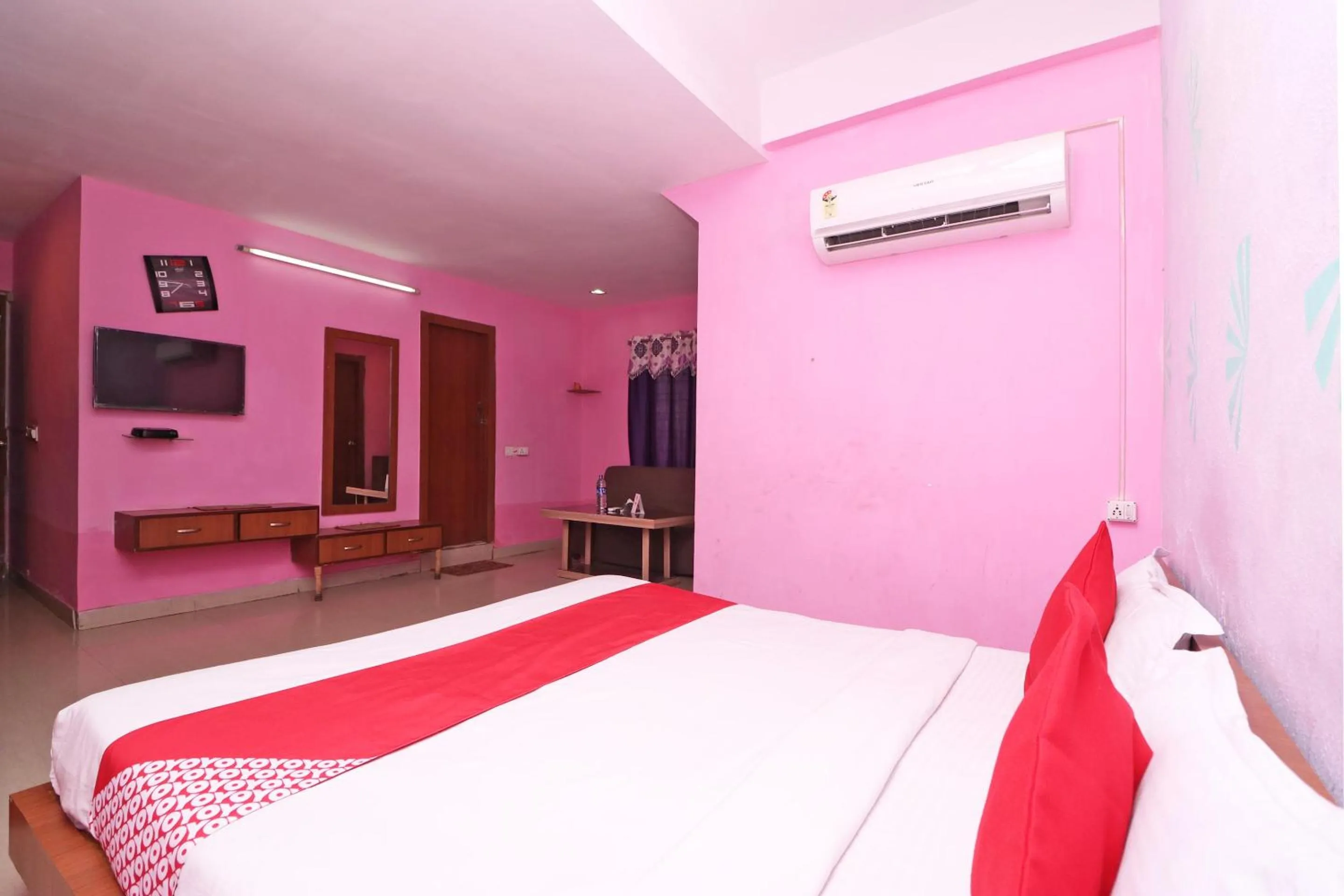 Bedroom, Bed in Super Hotel O Maruti Lodging