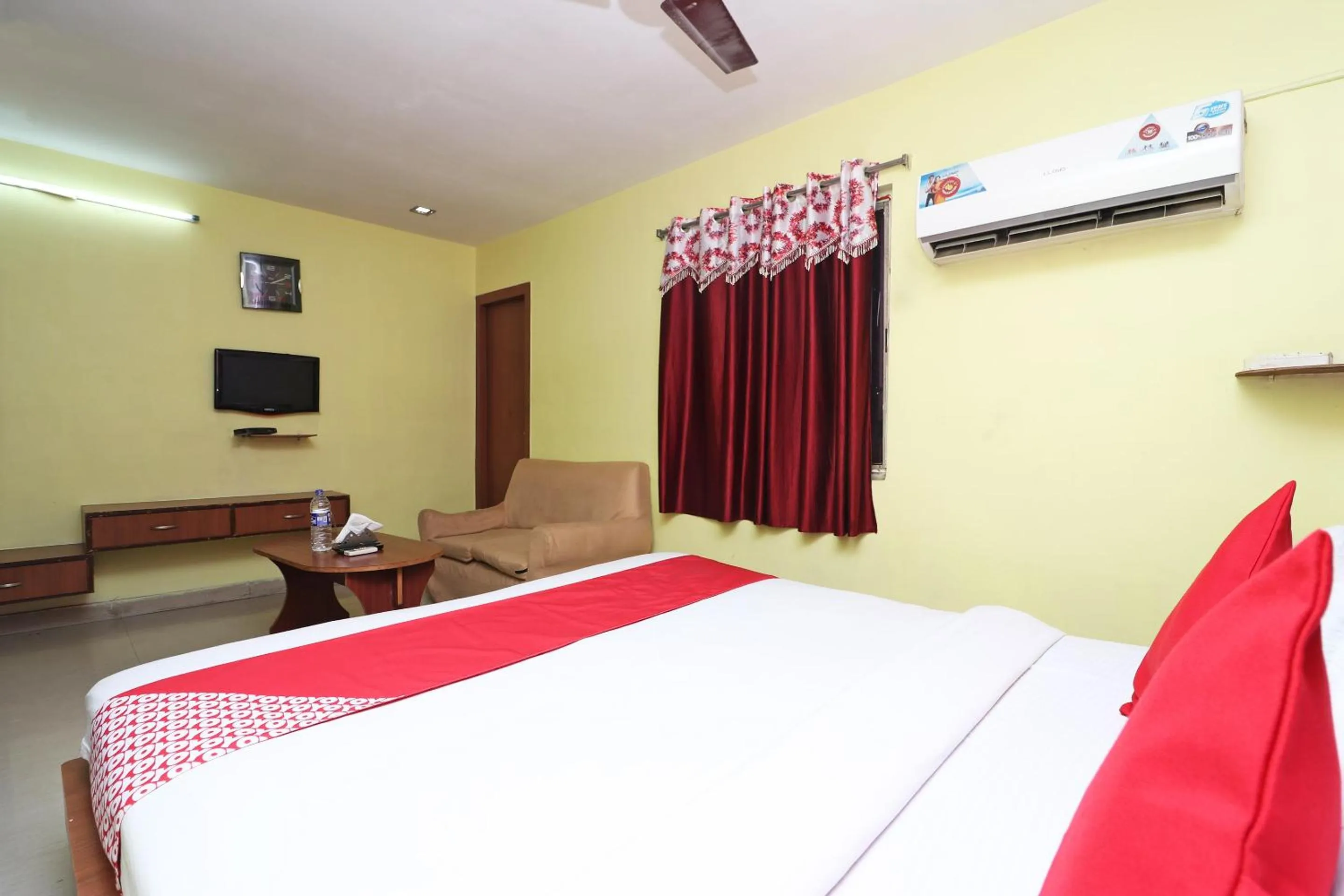 Bedroom, Bed in Super Hotel O Maruti Lodging