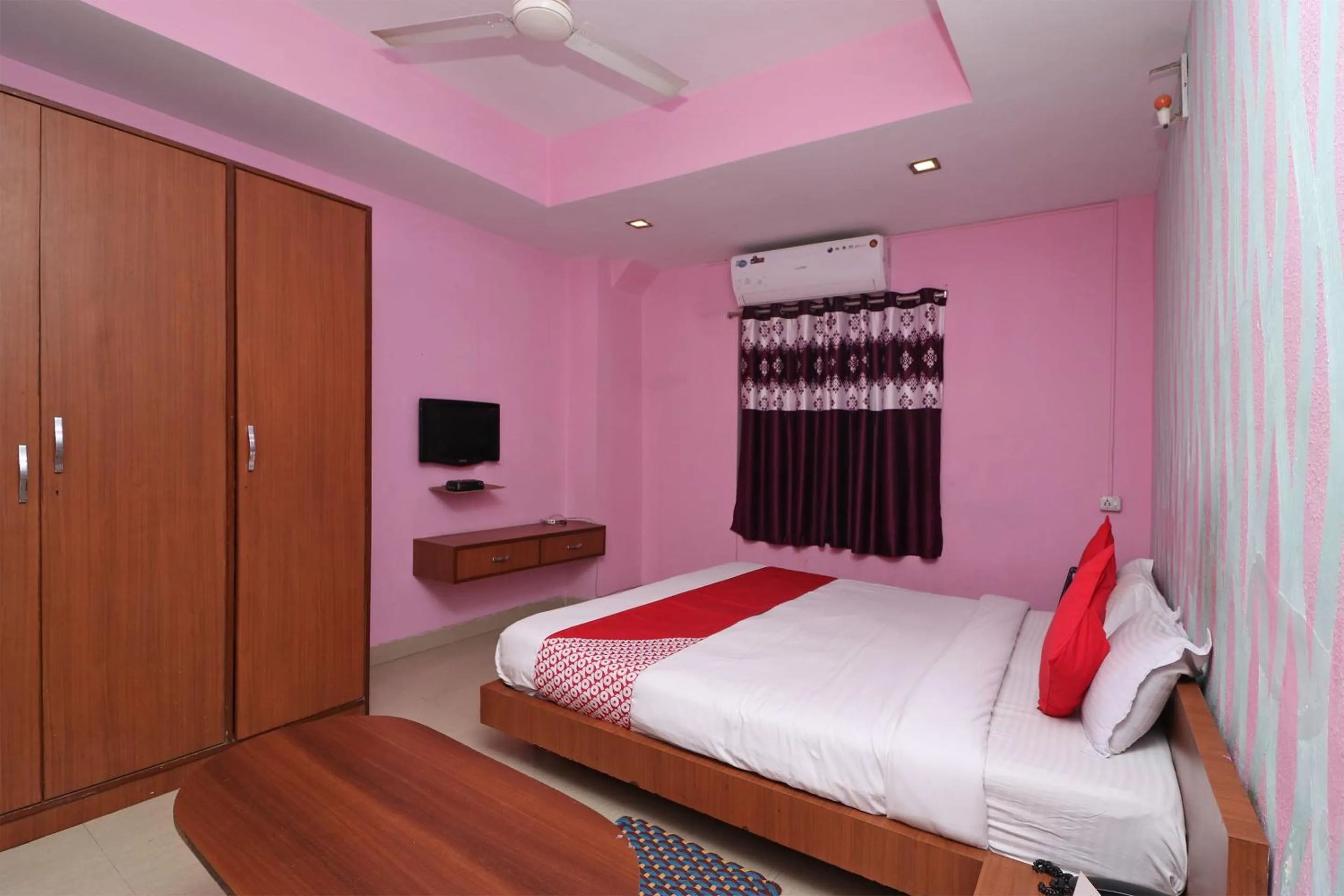 Bedroom, Bed in Super Hotel O Maruti Lodging
