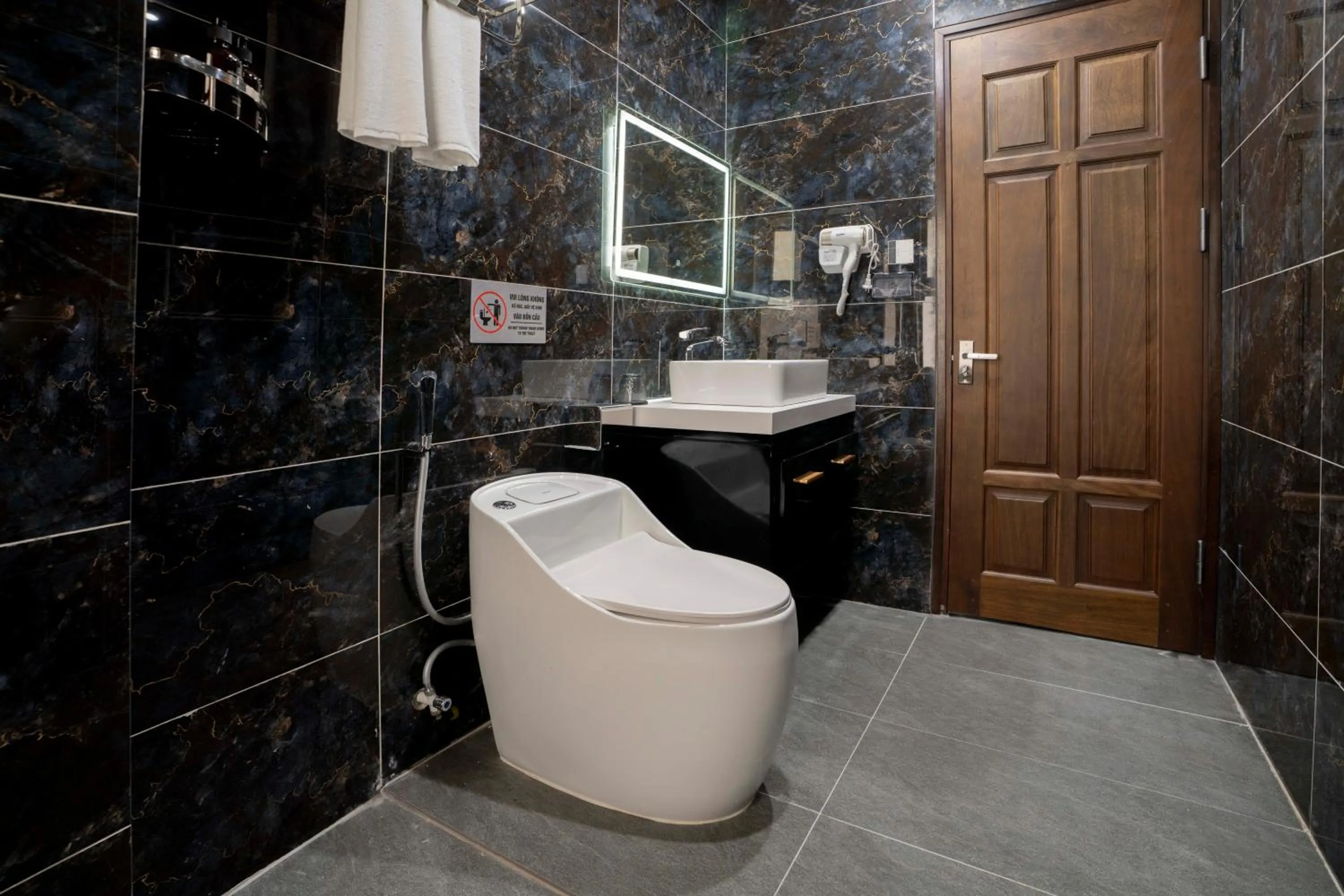 Bathroom in Hai An Hotel Suites Ha Noi