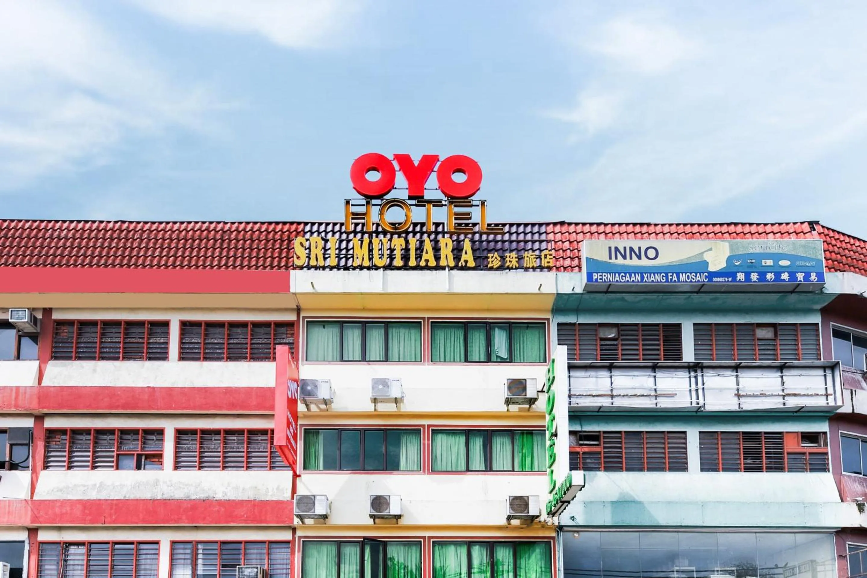 Facade/entrance in Hotel O Bahau Near Taisho Mountain Formerly Sri Mutiara Bahau