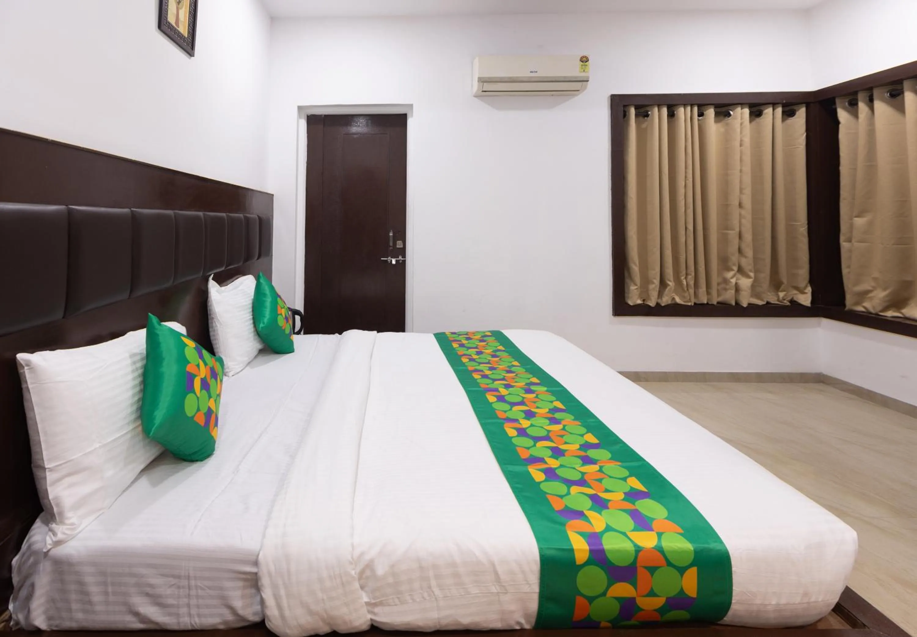 Bedroom, Bed in Treebo Shembekars Inn