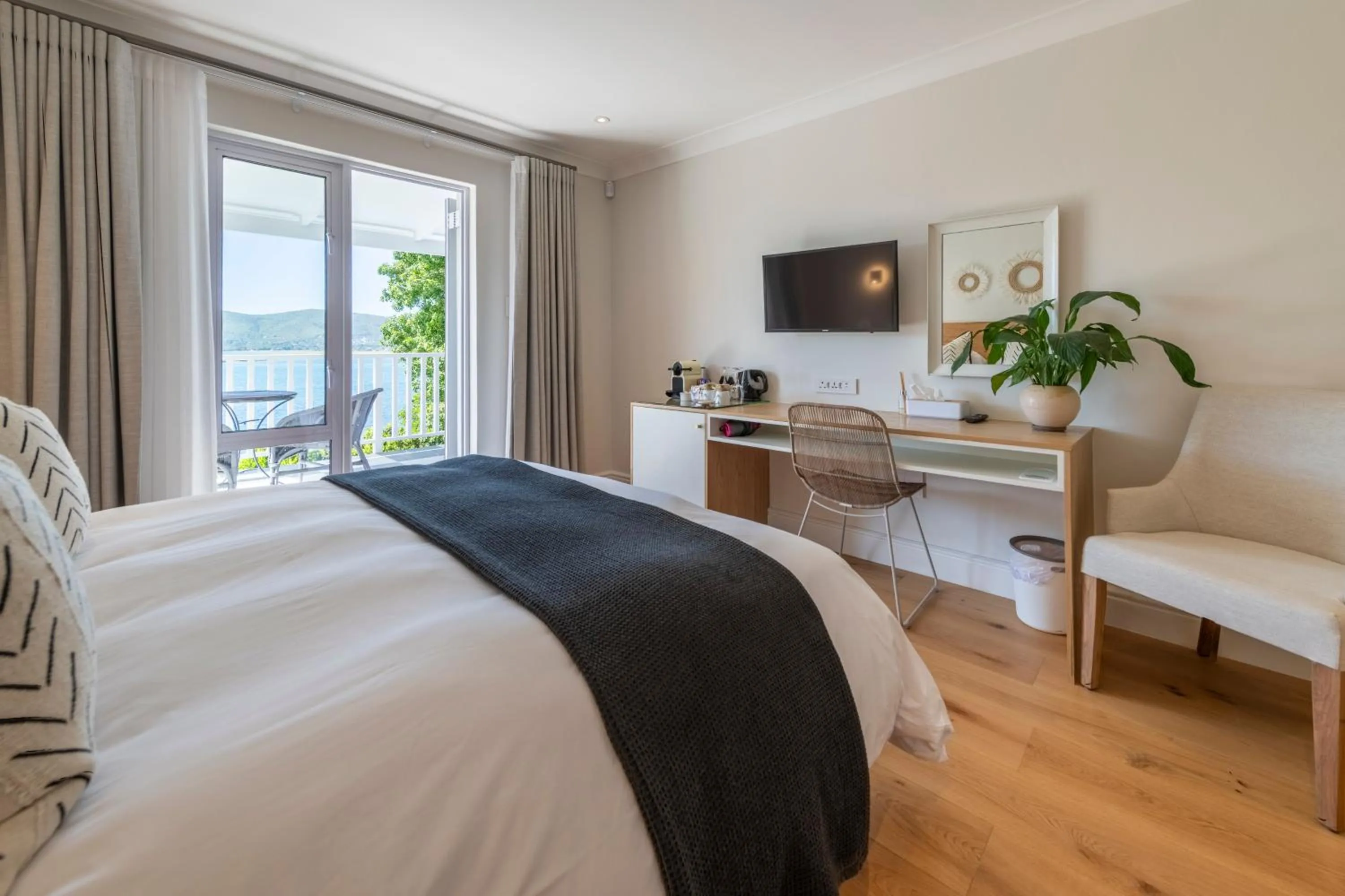 Bed in Hide-Away Guest House