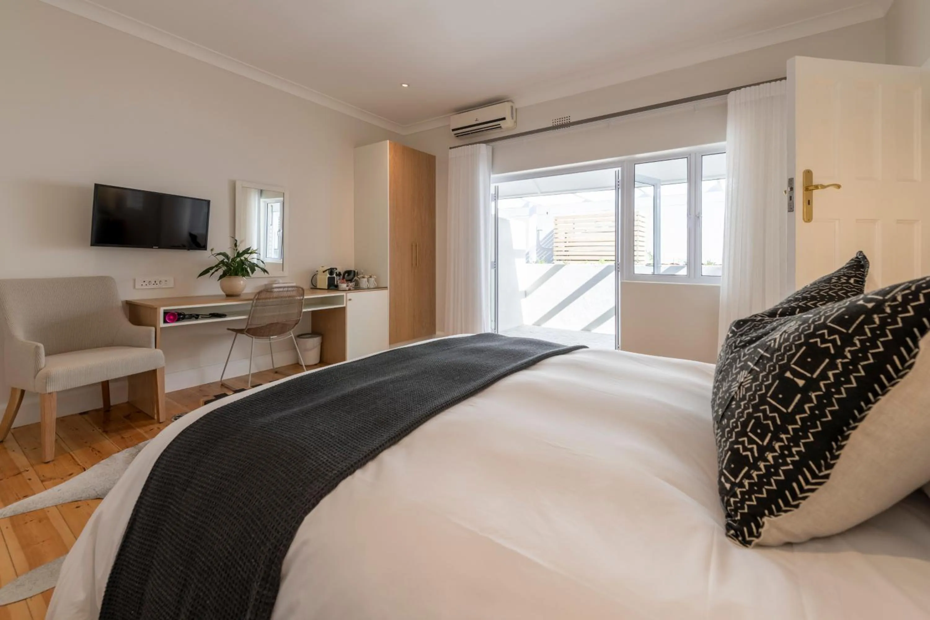 Bed in Hide-Away Guest House