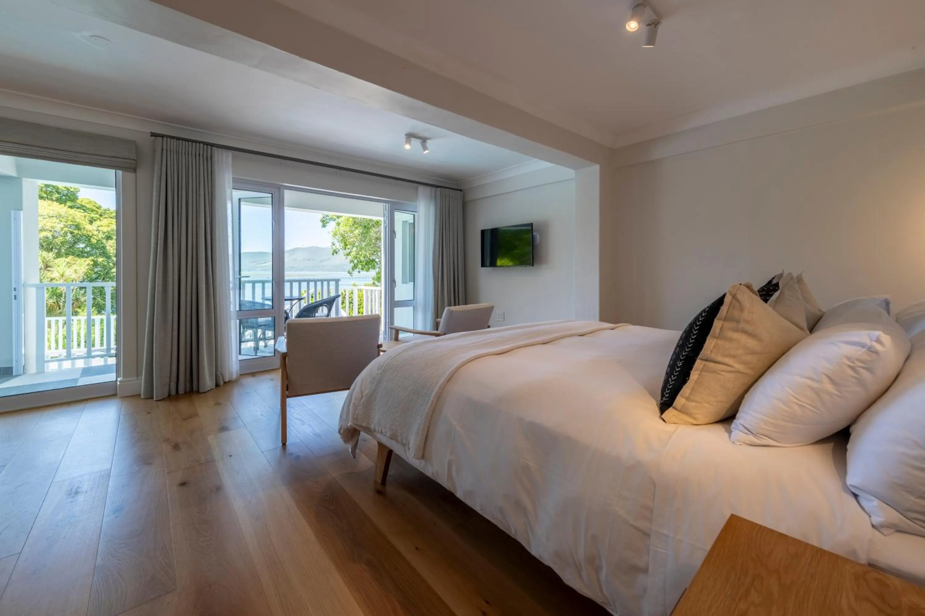 Bed in Hide-Away Guest House