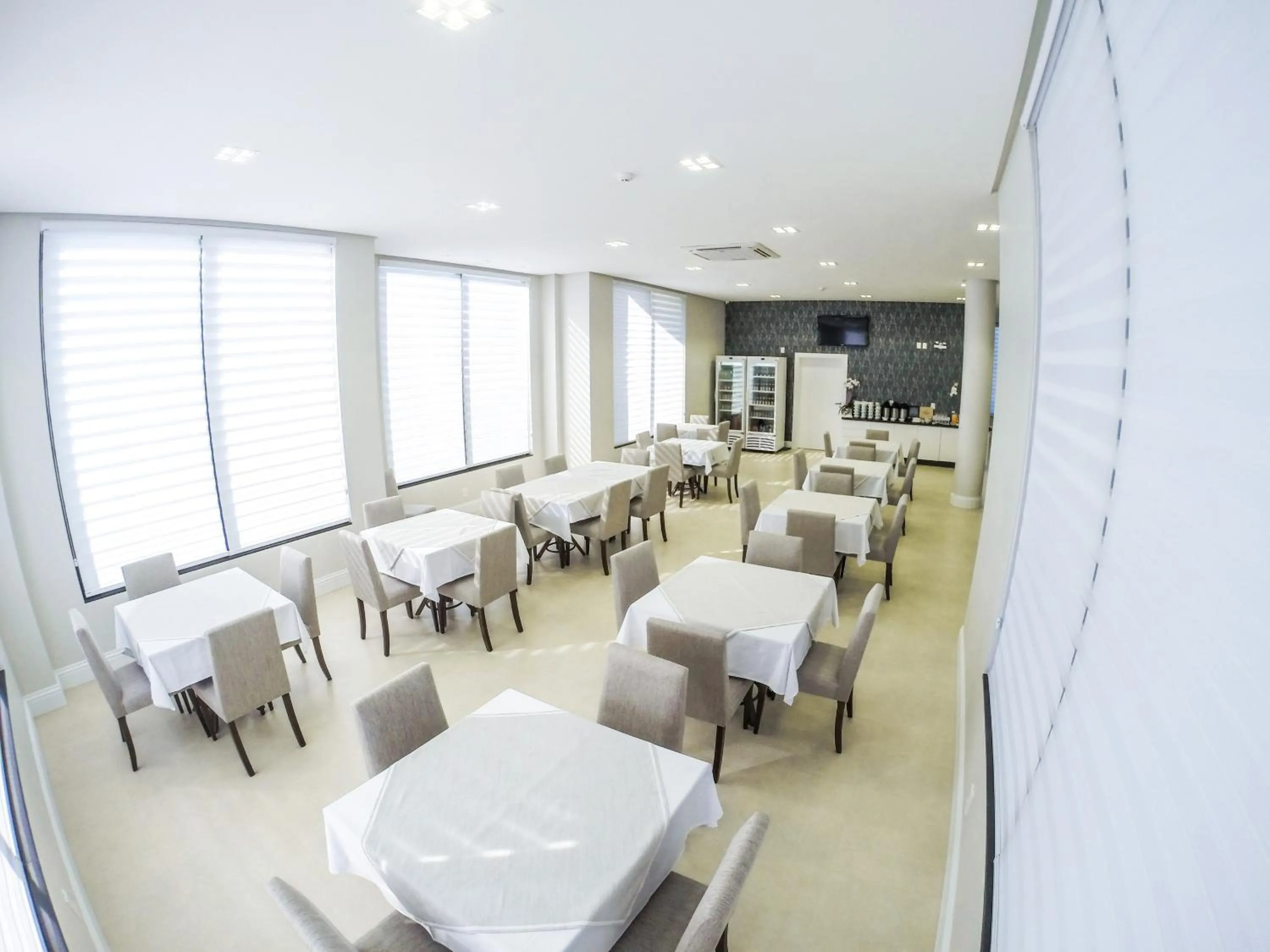 Restaurant/places to eat in Seville Park Hotel