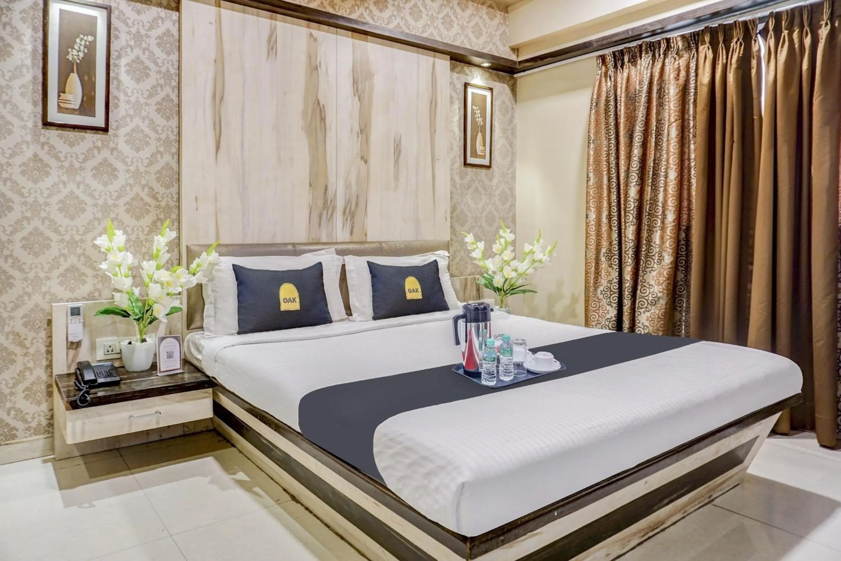 Bedroom, Bed in Super Townhouse OAK Regal Inn Near Sant Tukaram Nagar Metro Station