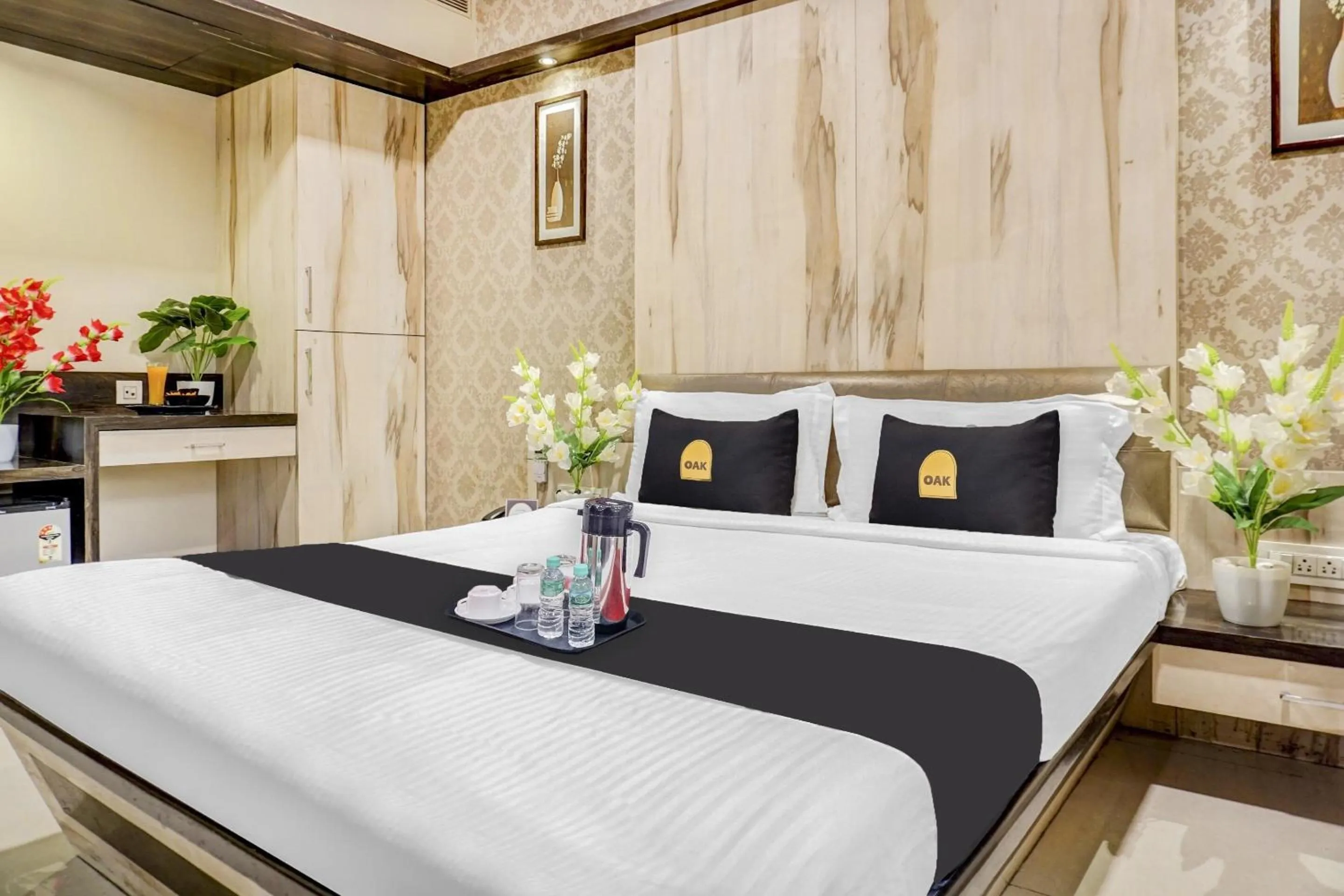 Bedroom, Bed in Super Townhouse OAK Regal Inn Near Sant Tukaram Nagar Metro Station