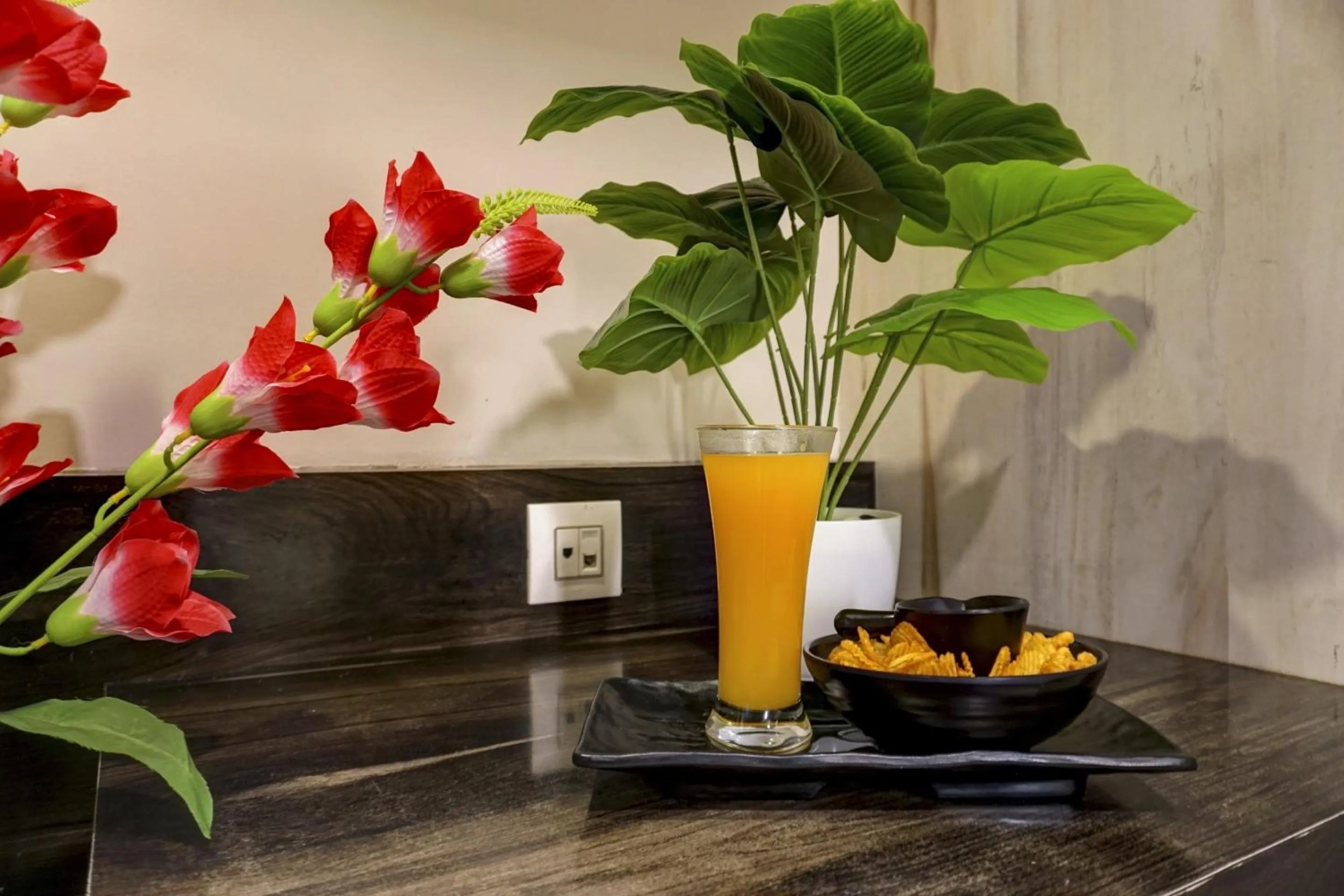 Bedroom in Super Townhouse OAK Regal Inn Near Sant Tukaram Nagar Metro Station