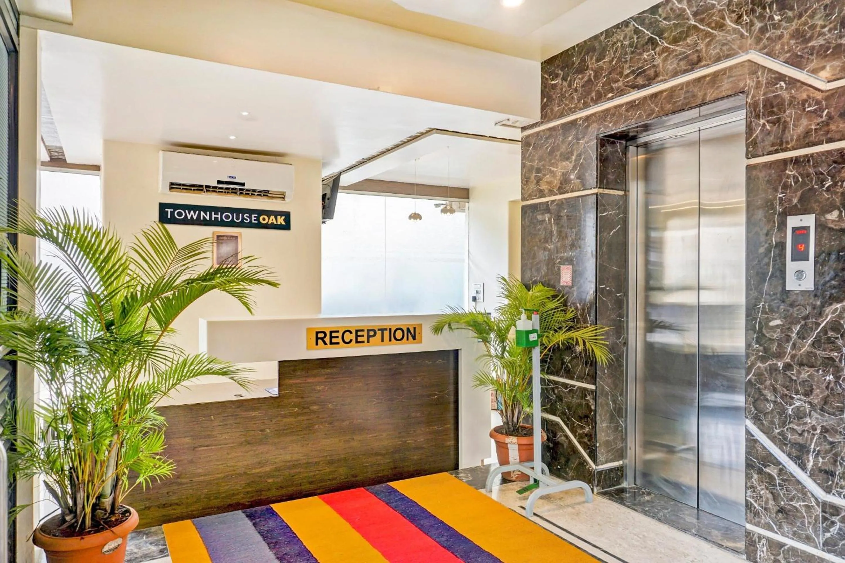 Lobby or reception in Super Townhouse OAK Regal Inn Near Sant Tukaram Nagar Metro Station
