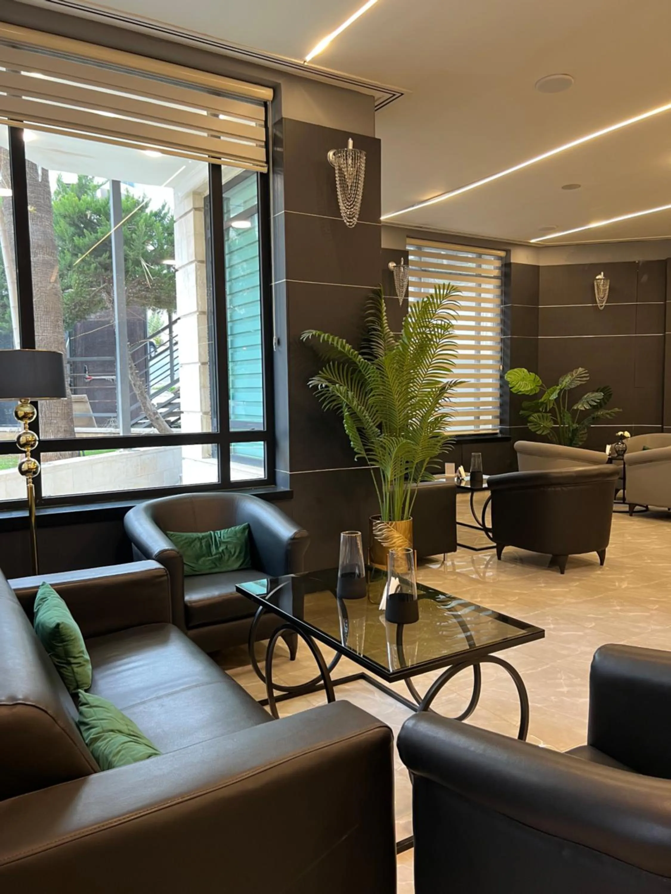 Communal lounge/ TV room in Amman West Luxury Hotel By Azar