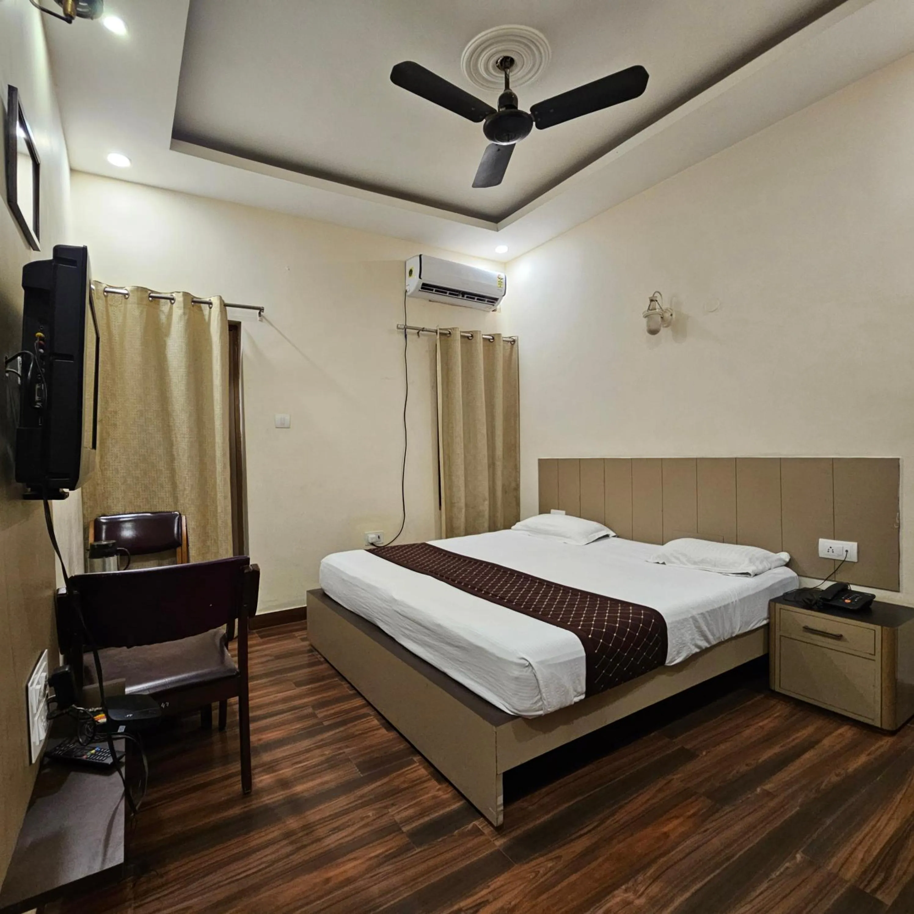 Bedroom, Bed in Hotel Padmini International- Sigra