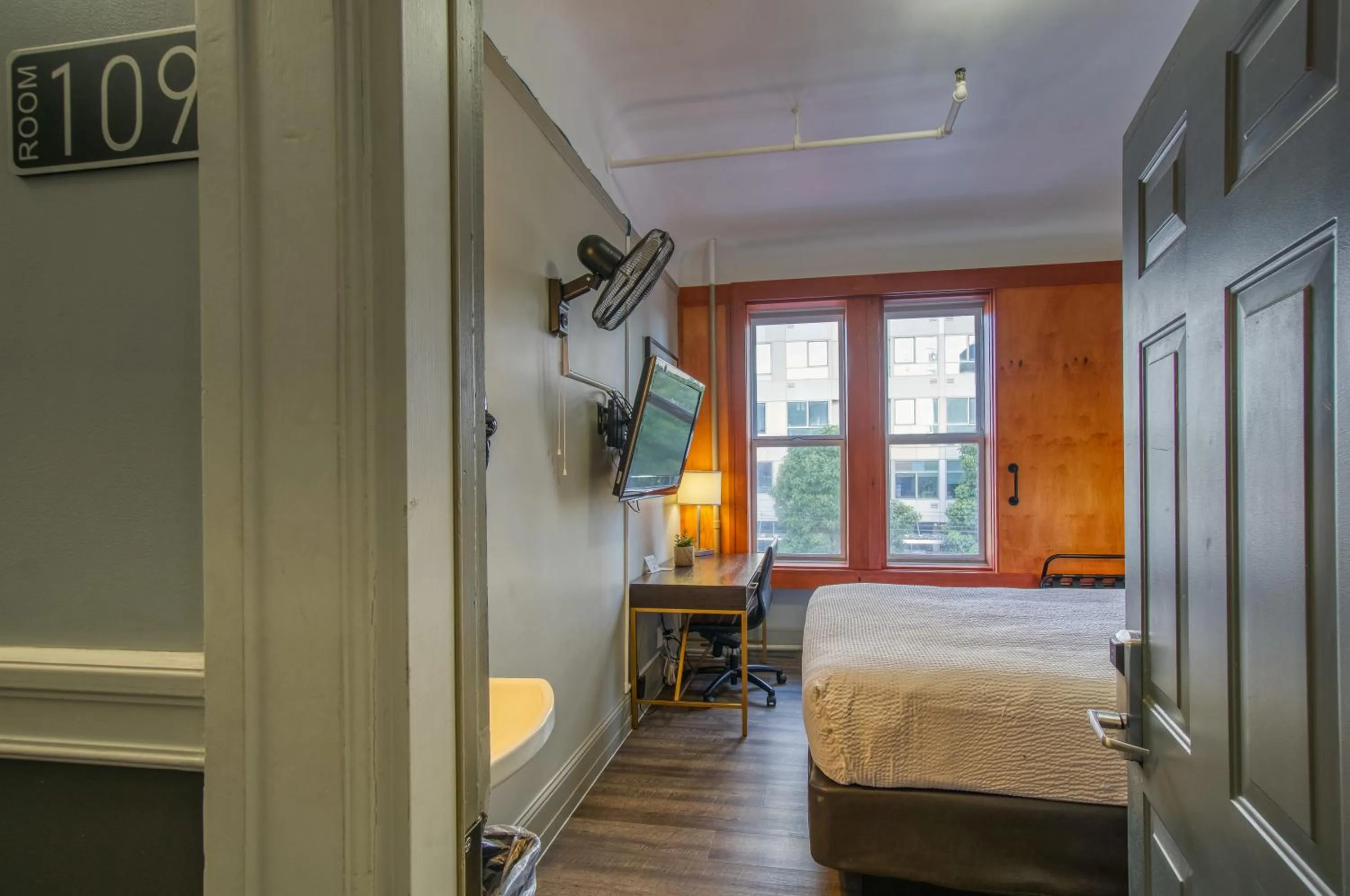 View (from property/room), Bed in Ram's Hotel