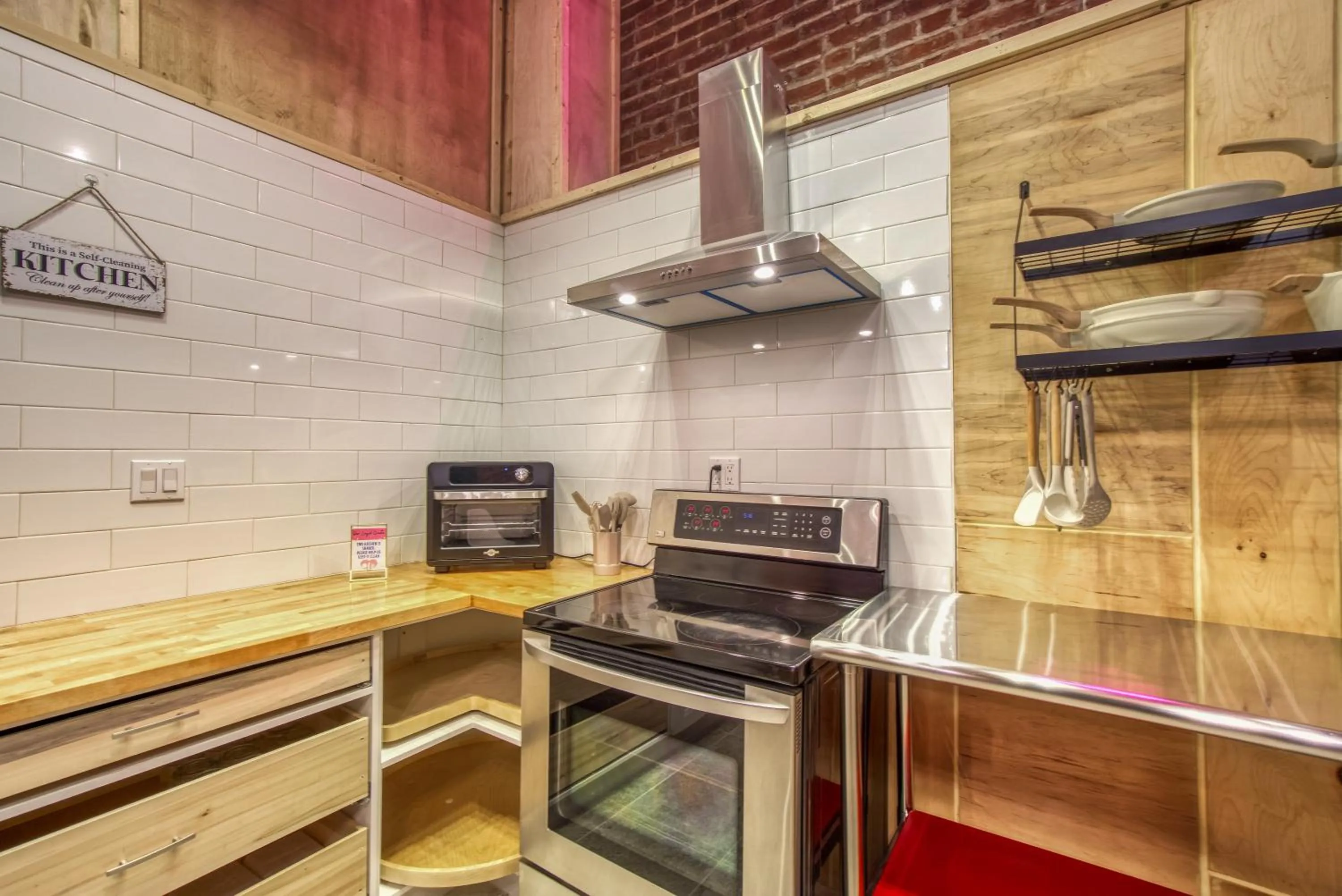 Communal lounge/ TV room in Ram's Hotel