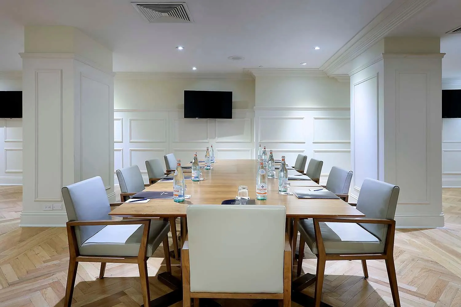 Communal lounge/ TV room in Eurostars Langford