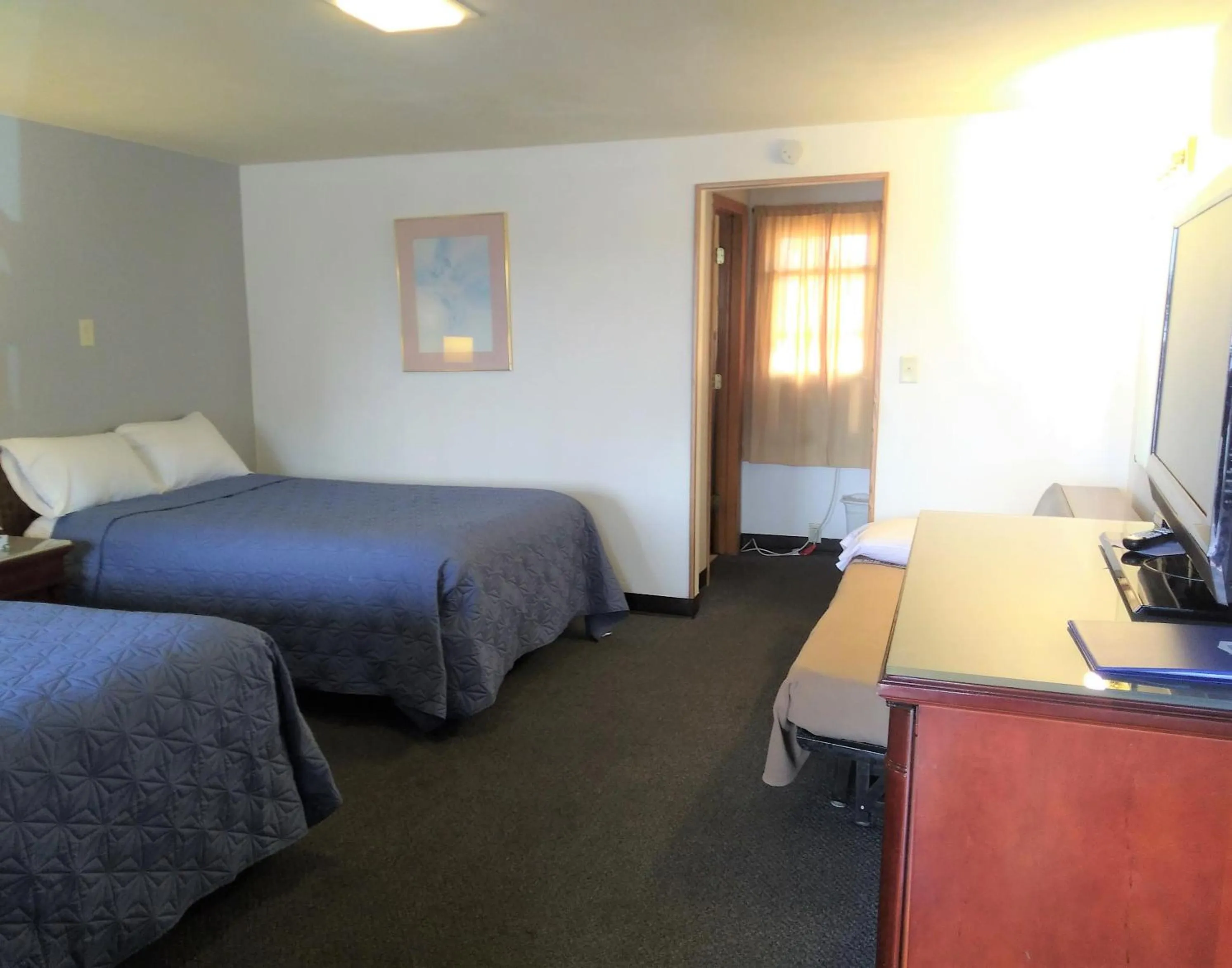 Kitchen or kitchenette, Bed in Hotel Blue Top Inn