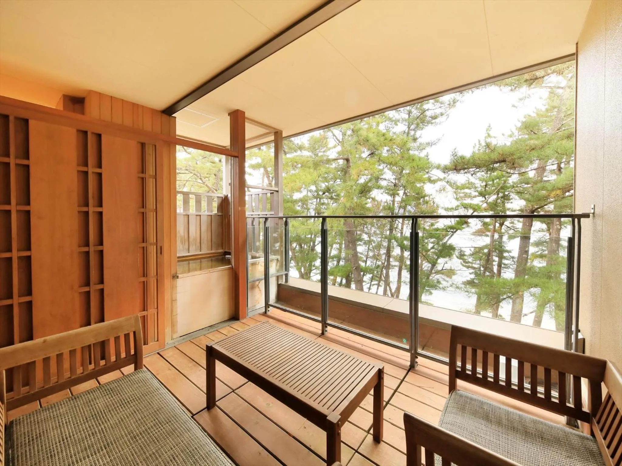 Photo of the whole room in Hamabeno Ryouriyado Houraikan