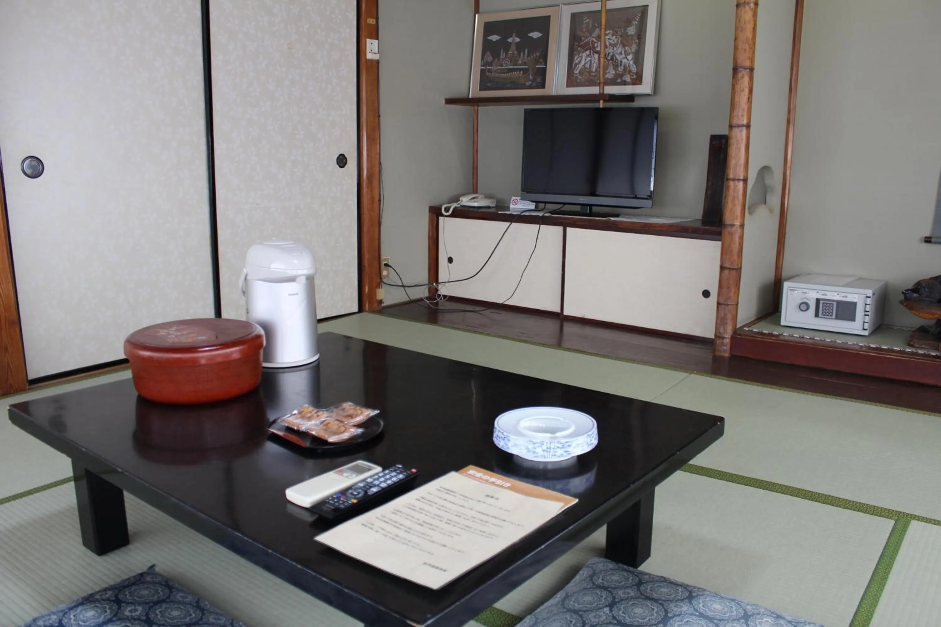 Photo of the whole room in Kinokuniya Ryokan