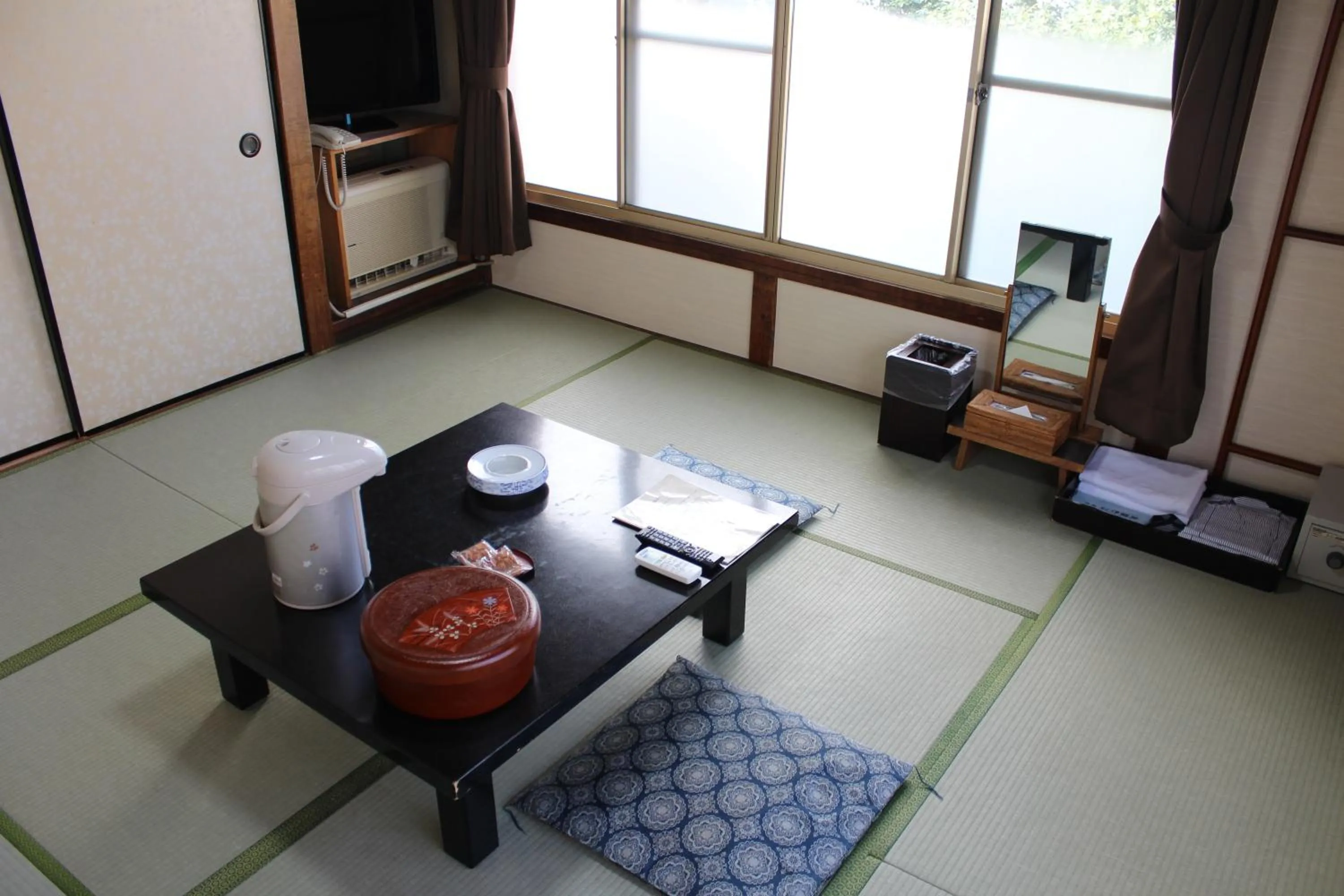 Photo of the whole room in Kinokuniya Ryokan