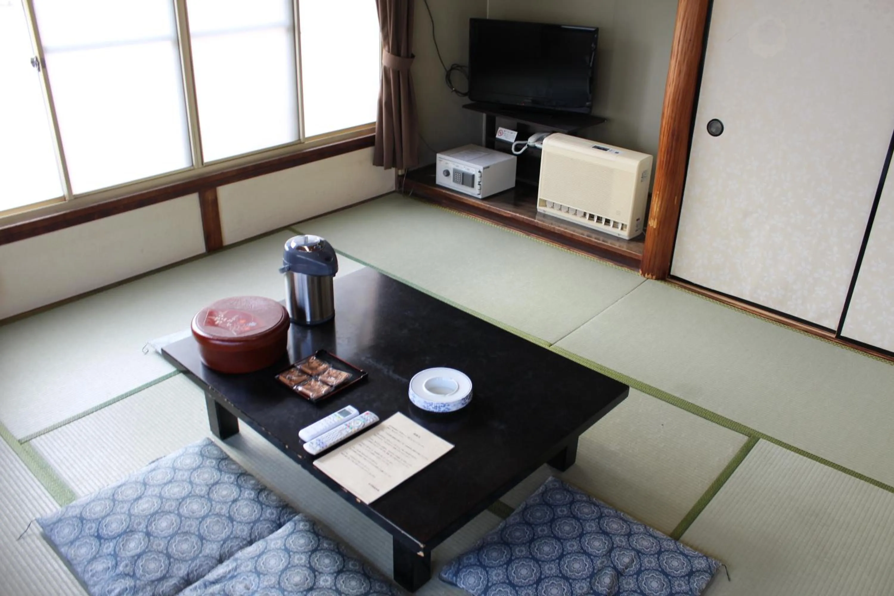 Photo of the whole room in Kinokuniya Ryokan