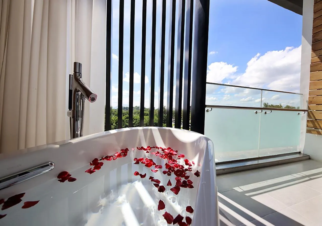 Bath, Bed in Midori Clark Hotel and Casino