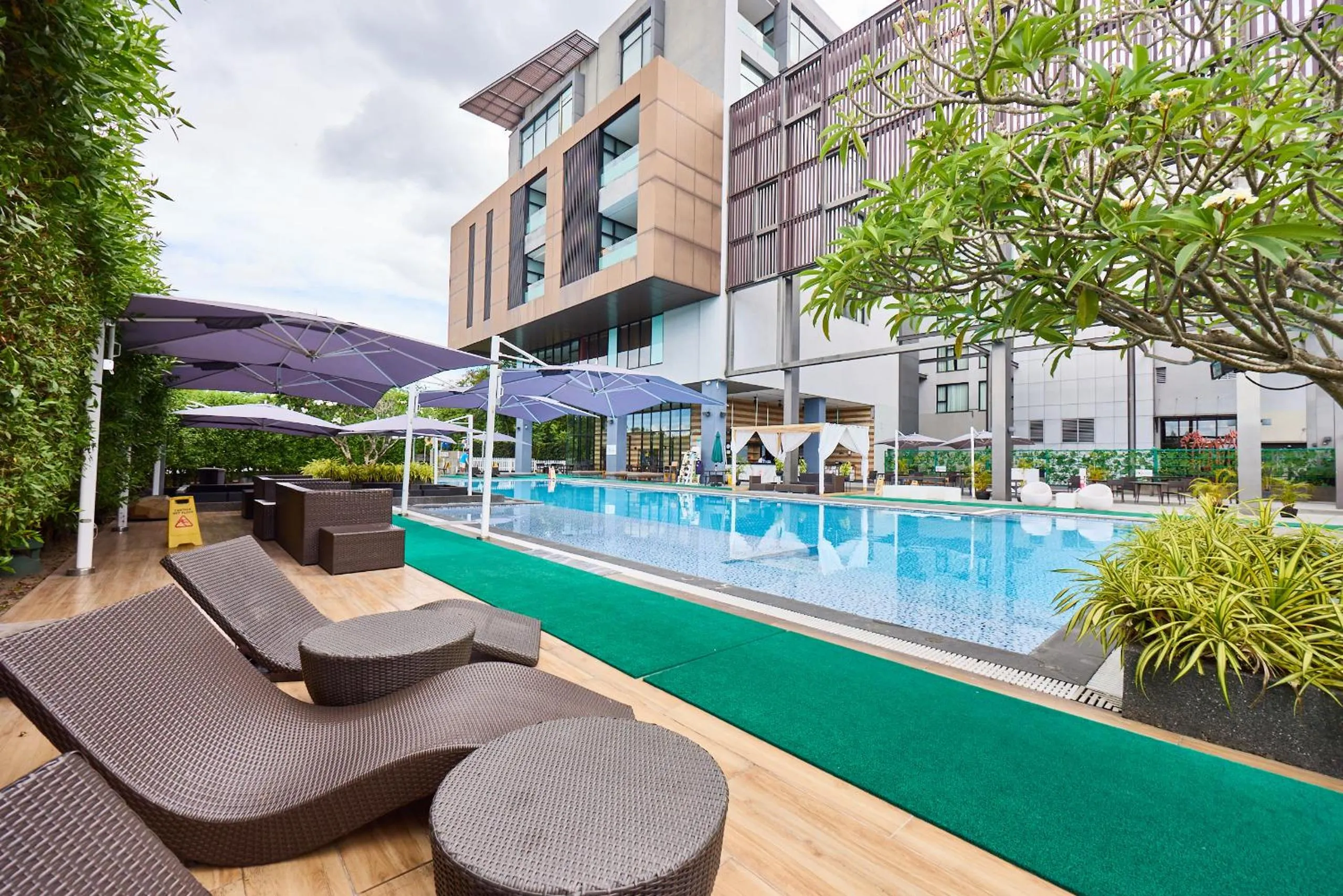 Swimming pool in Midori Clark Hotel and Casino