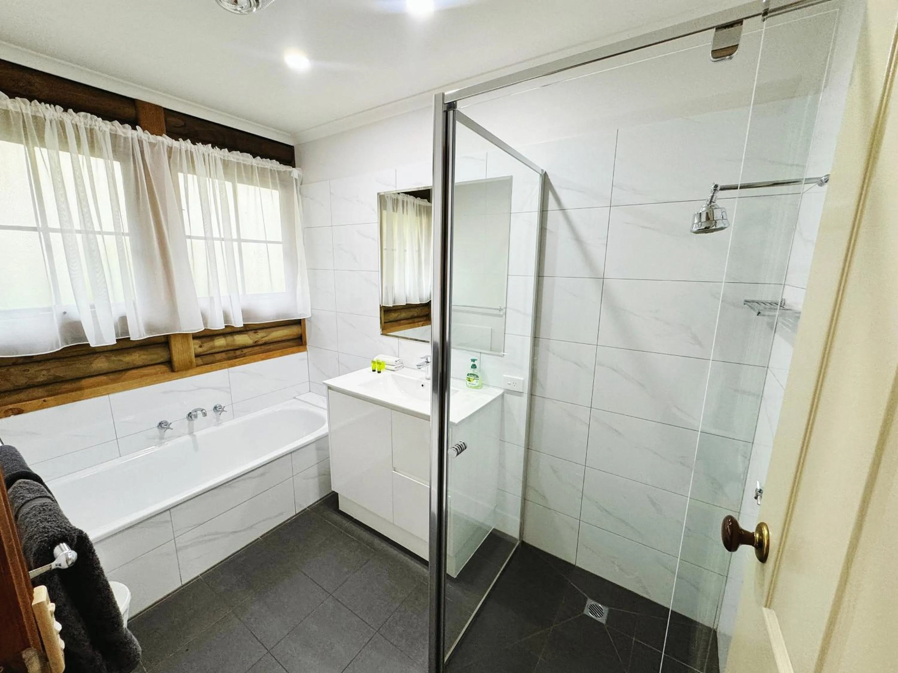 Shower in Halls Gap Log Cabins