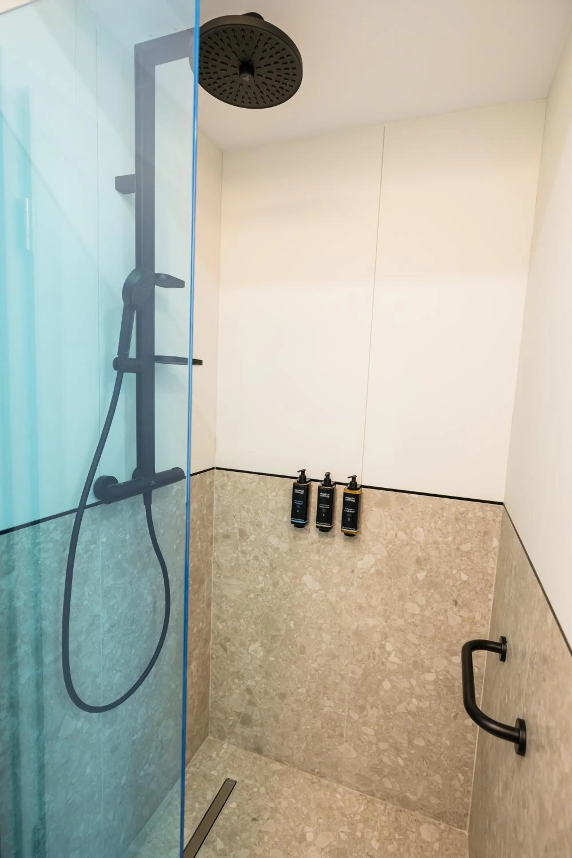Shower in Mercure Bucharest Cantemir