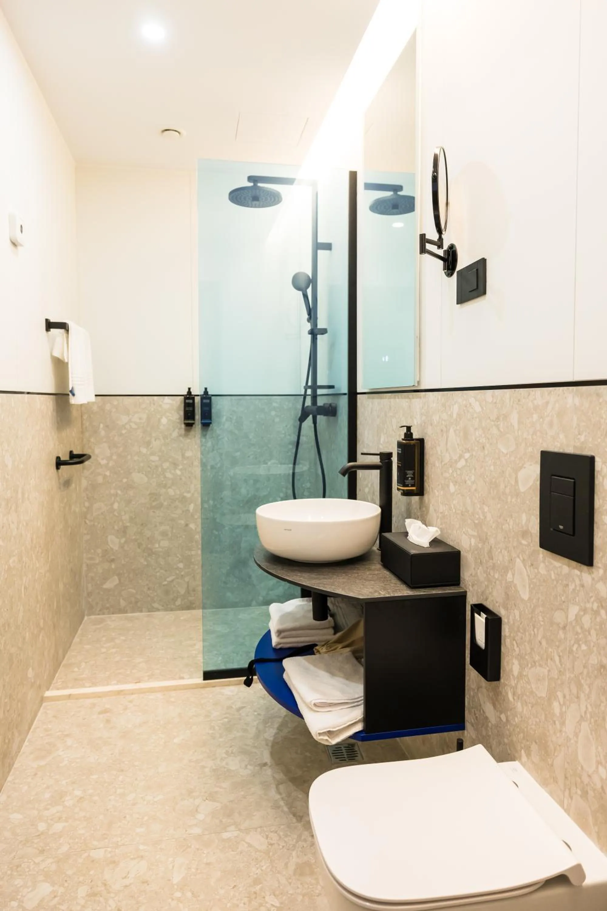 Shower in Mercure Bucharest Cantemir