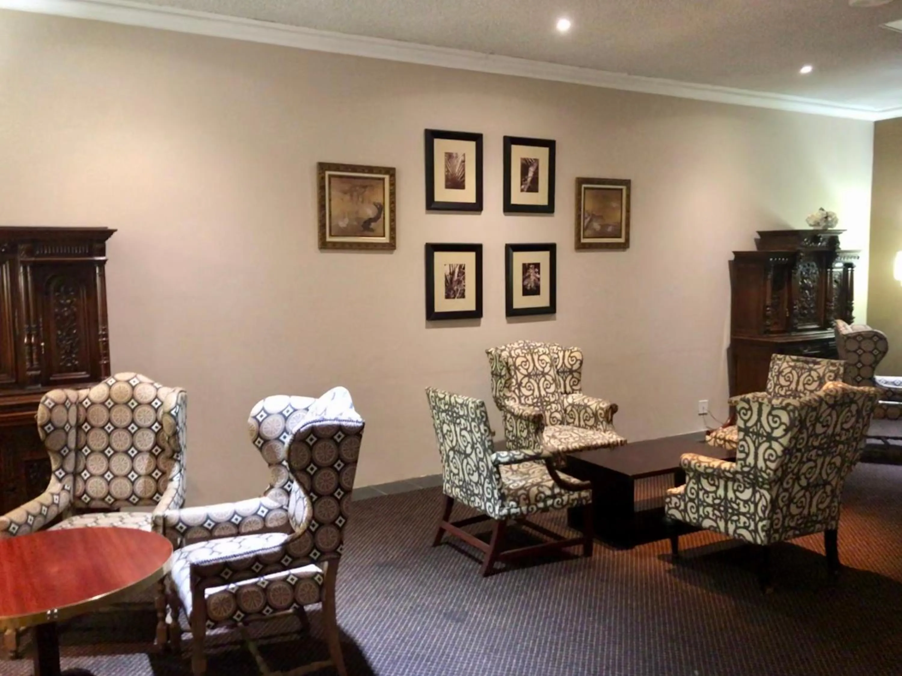 Lounge or bar in The Royal Hotel by Coastlands Hotels & Resorts