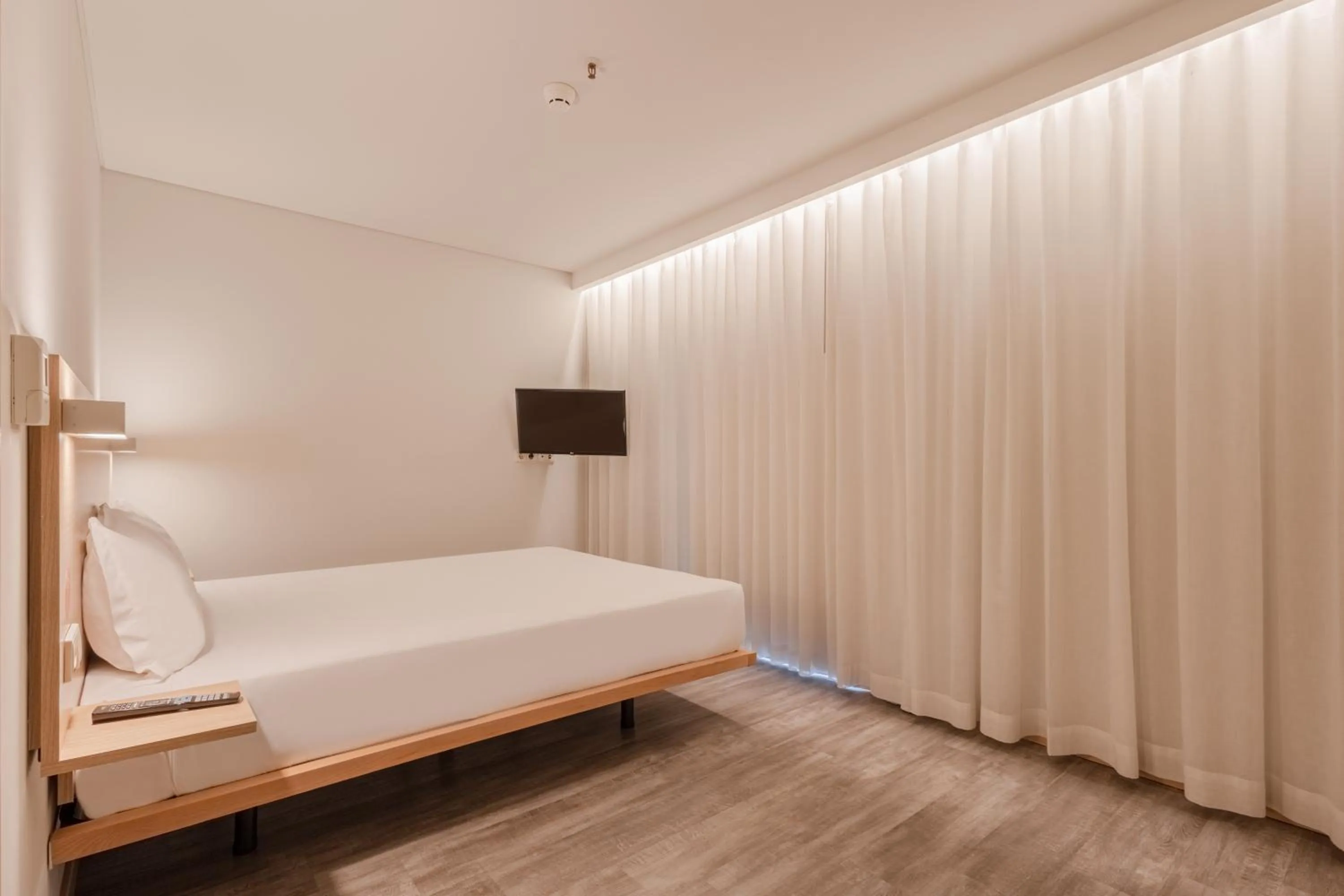 Bed in Moov Hotel Porto Norte